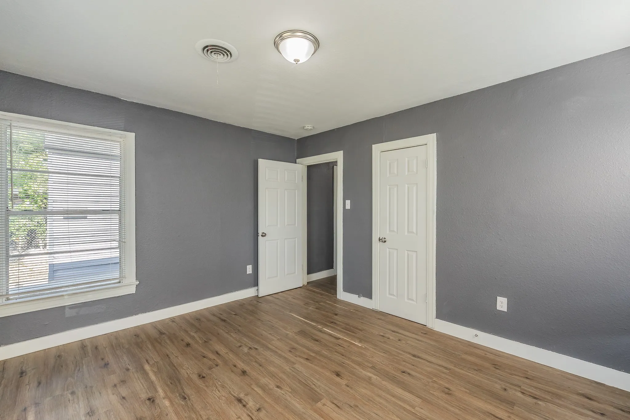 Single Family Residence For Sale in Dallas County , 1106 Oak Street, Grand Prairie, Texas 75050, 3 Bedroom, 2 Bathroom, 1 Garage spaces, 1,348 Sqft, built in 1950, mls#21360669, Real Estate Agent in Grand Prairie, Homes For Sale in Dallas county, Homes For Sale in Grand Prairie, Realtor in Grand Prairie Texas, Real Estate Brokerage Independent Realty Texas, Luminita Cordes Realtor
