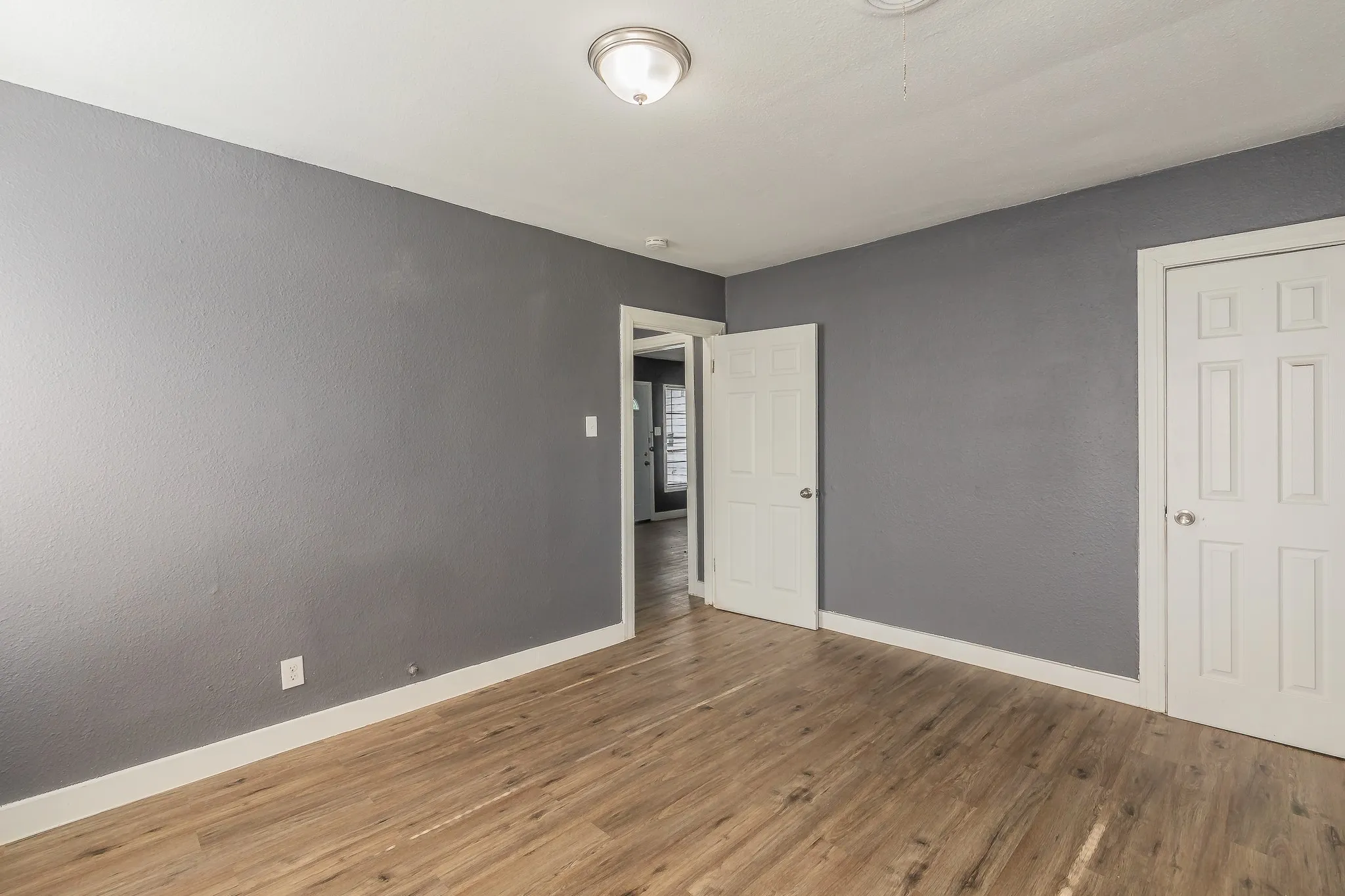 Single Family Residence For Sale in Dallas County , 1106 Oak Street, Grand Prairie, Texas 75050, 3 Bedroom, 2 Bathroom, 1 Garage spaces, 1,348 Sqft, built in 1950, mls#21360669, Real Estate Agent in Grand Prairie, Homes For Sale in Dallas county, Homes For Sale in Grand Prairie, Realtor in Grand Prairie Texas, Real Estate Brokerage Independent Realty Texas, Luminita Cordes Realtor
