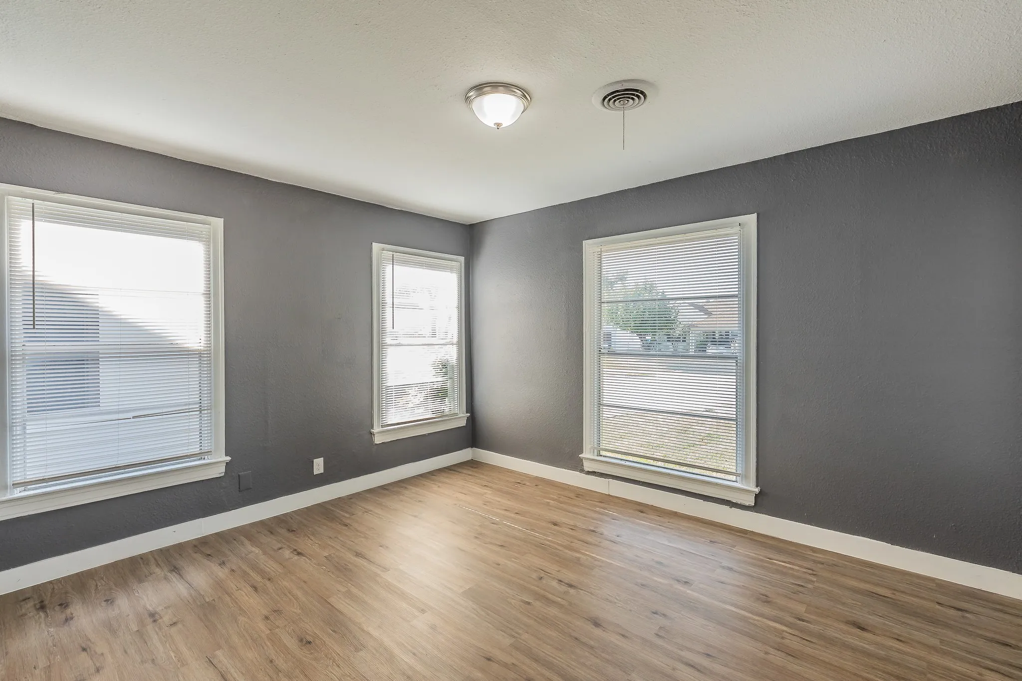 Single Family Residence For Sale in Dallas County , 1106 Oak Street, Grand Prairie, Texas 75050, 3 Bedroom, 2 Bathroom, 1 Garage spaces, 1,348 Sqft, built in 1950, mls#21360669, Real Estate Agent in Grand Prairie, Homes For Sale in Dallas county, Homes For Sale in Grand Prairie, Realtor in Grand Prairie Texas, Real Estate Brokerage Independent Realty Texas, Luminita Cordes Realtor