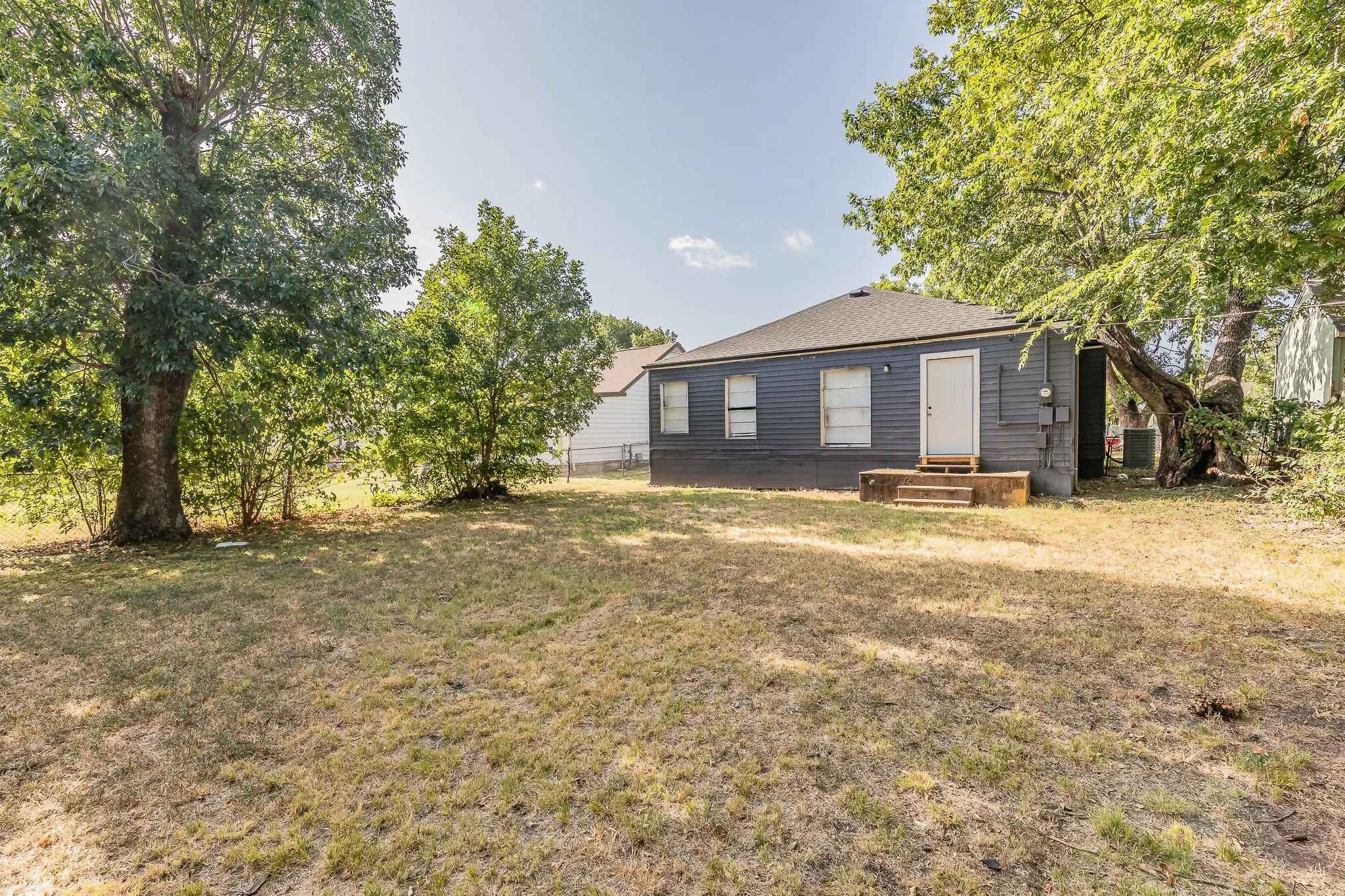 Single Family Residence For Sale in Dallas County , 1106 Oak Street, Grand Prairie, Texas 75050, 3 Bedroom, 2 Bathroom, 1 Garage spaces, 1,348 Sqft, built in 1950, mls#21360669, Real Estate Agent in Grand Prairie, Homes For Sale in Dallas county, Homes For Sale in Grand Prairie, Realtor in Grand Prairie Texas, Real Estate Brokerage Independent Realty Texas, Luminita Cordes Realtor