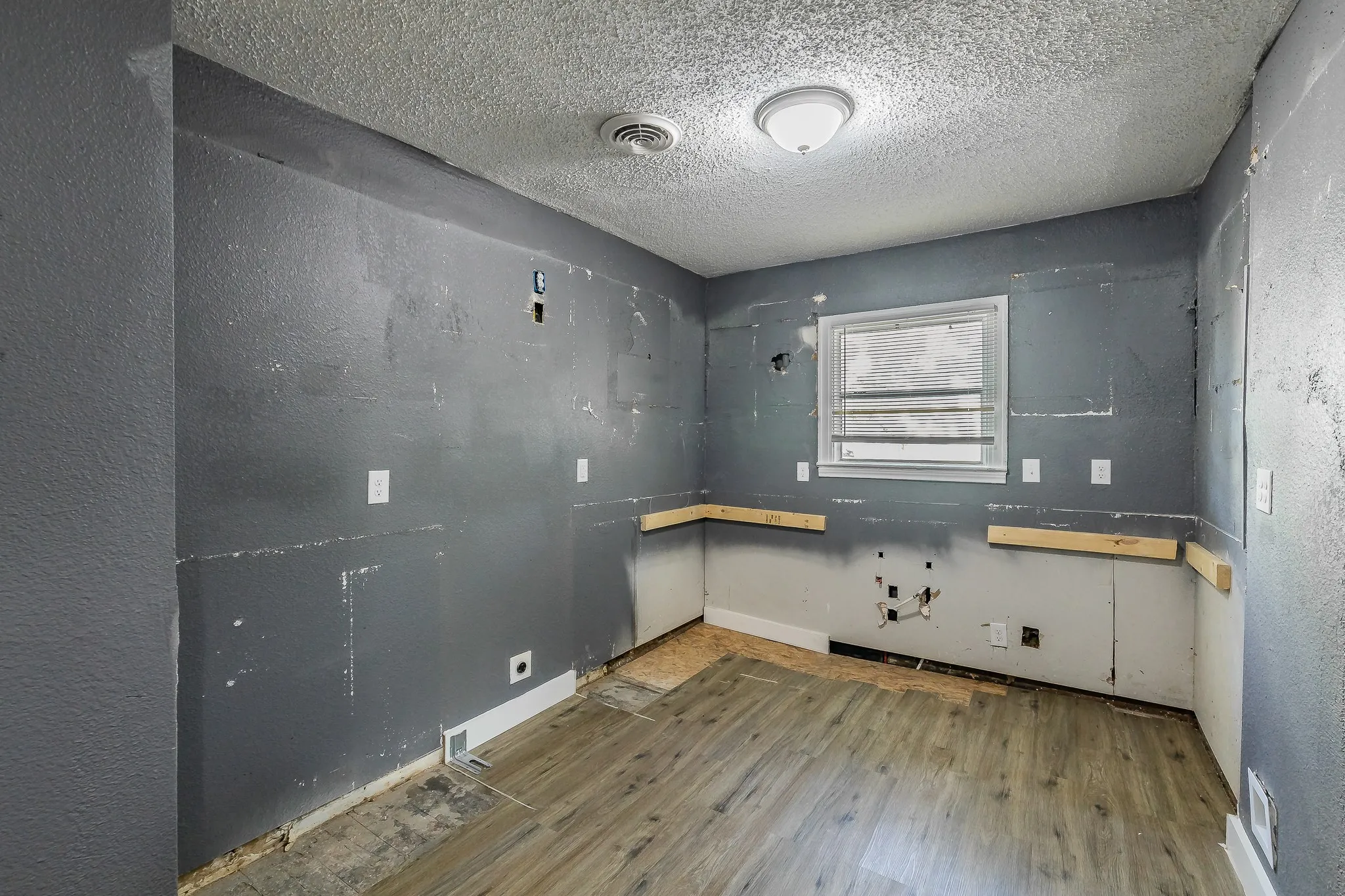 Single Family Residence For Sale in Dallas County , 1106 Oak Street, Grand Prairie, Texas 75050, 3 Bedroom, 2 Bathroom, 1 Garage spaces, 1,348 Sqft, built in 1950, mls#21360669, Real Estate Agent in Grand Prairie, Homes For Sale in Dallas county, Homes For Sale in Grand Prairie, Realtor in Grand Prairie Texas, Real Estate Brokerage Independent Realty Texas, Luminita Cordes Realtor