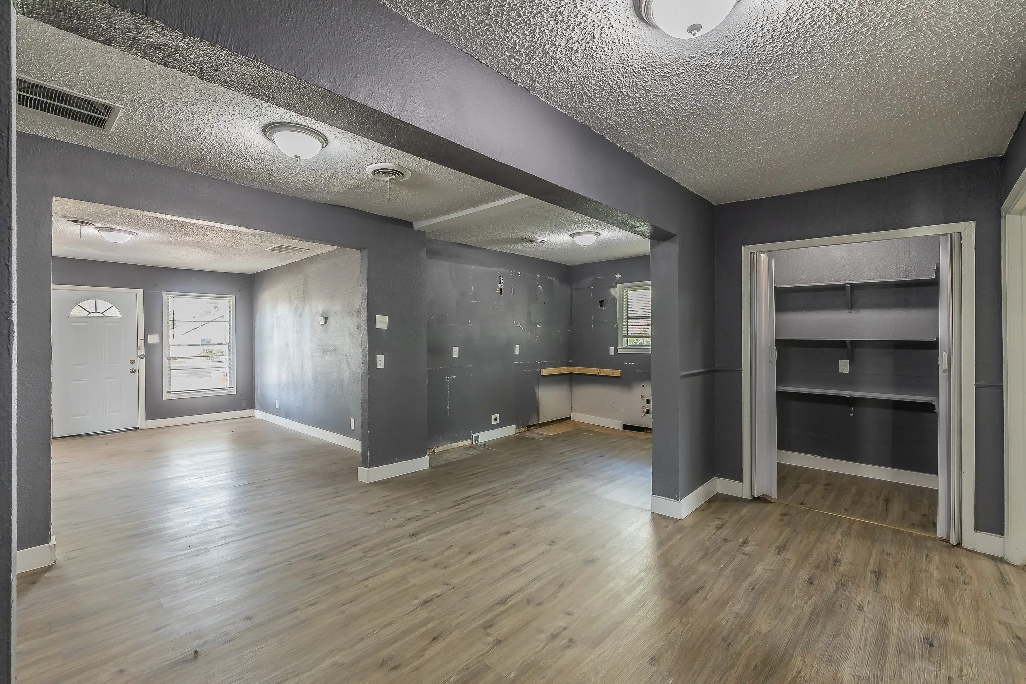 Single Family Residence For Sale in Dallas County , 1106 Oak Street, Grand Prairie, Texas 75050, 3 Bedroom, 2 Bathroom, 1 Garage spaces, 1,348 Sqft, built in 1950, mls#21360669, Real Estate Agent in Grand Prairie, Homes For Sale in Dallas county, Homes For Sale in Grand Prairie, Realtor in Grand Prairie Texas, Real Estate Brokerage Independent Realty Texas, Luminita Cordes Realtor