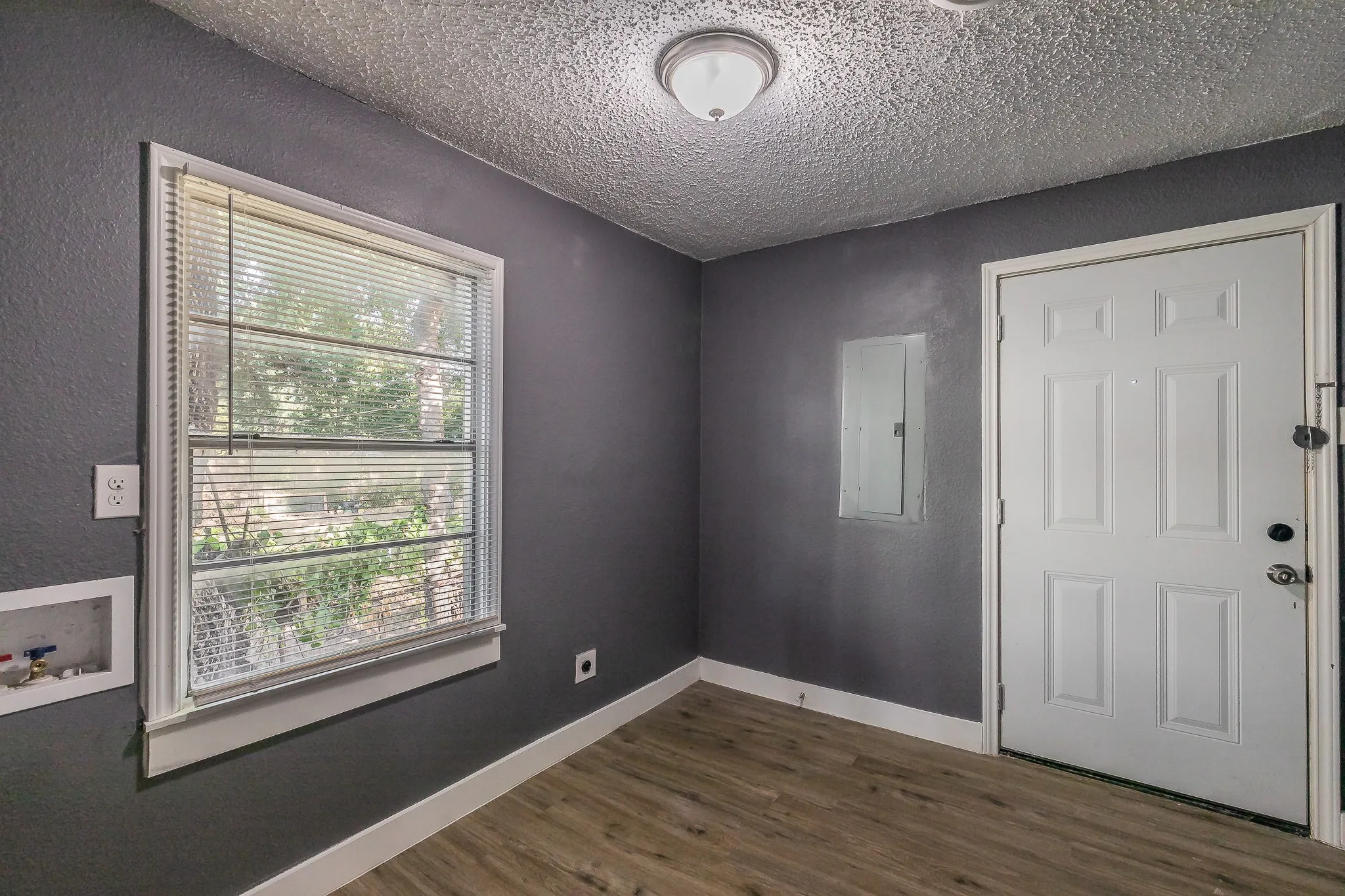 Single Family Residence For Sale in Dallas County , 1106 Oak Street, Grand Prairie, Texas 75050, 3 Bedroom, 2 Bathroom, 1 Garage spaces, 1,348 Sqft, built in 1950, mls#21360669, Real Estate Agent in Grand Prairie, Homes For Sale in Dallas county, Homes For Sale in Grand Prairie, Realtor in Grand Prairie Texas, Real Estate Brokerage Independent Realty Texas, Luminita Cordes Realtor