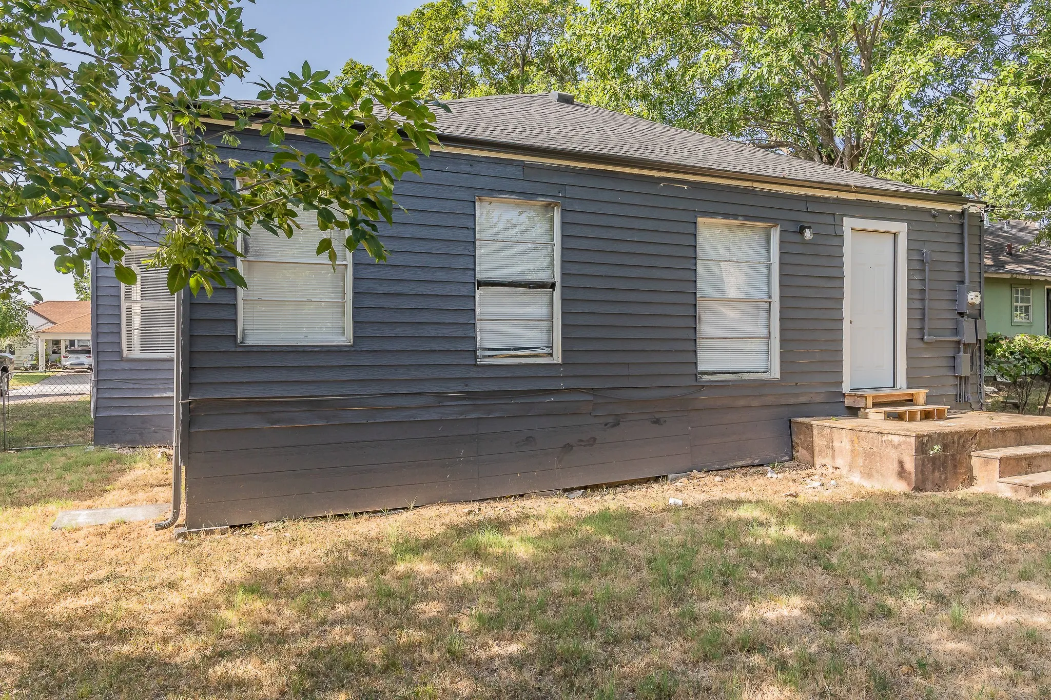 Single Family Residence For Sale in Dallas County , 1106 Oak Street, Grand Prairie, Texas 75050, 3 Bedroom, 2 Bathroom, 1 Garage spaces, 1,348 Sqft, built in 1950, mls#21360669, Real Estate Agent in Grand Prairie, Homes For Sale in Dallas county, Homes For Sale in Grand Prairie, Realtor in Grand Prairie Texas, Real Estate Brokerage Independent Realty Texas, Luminita Cordes Realtor