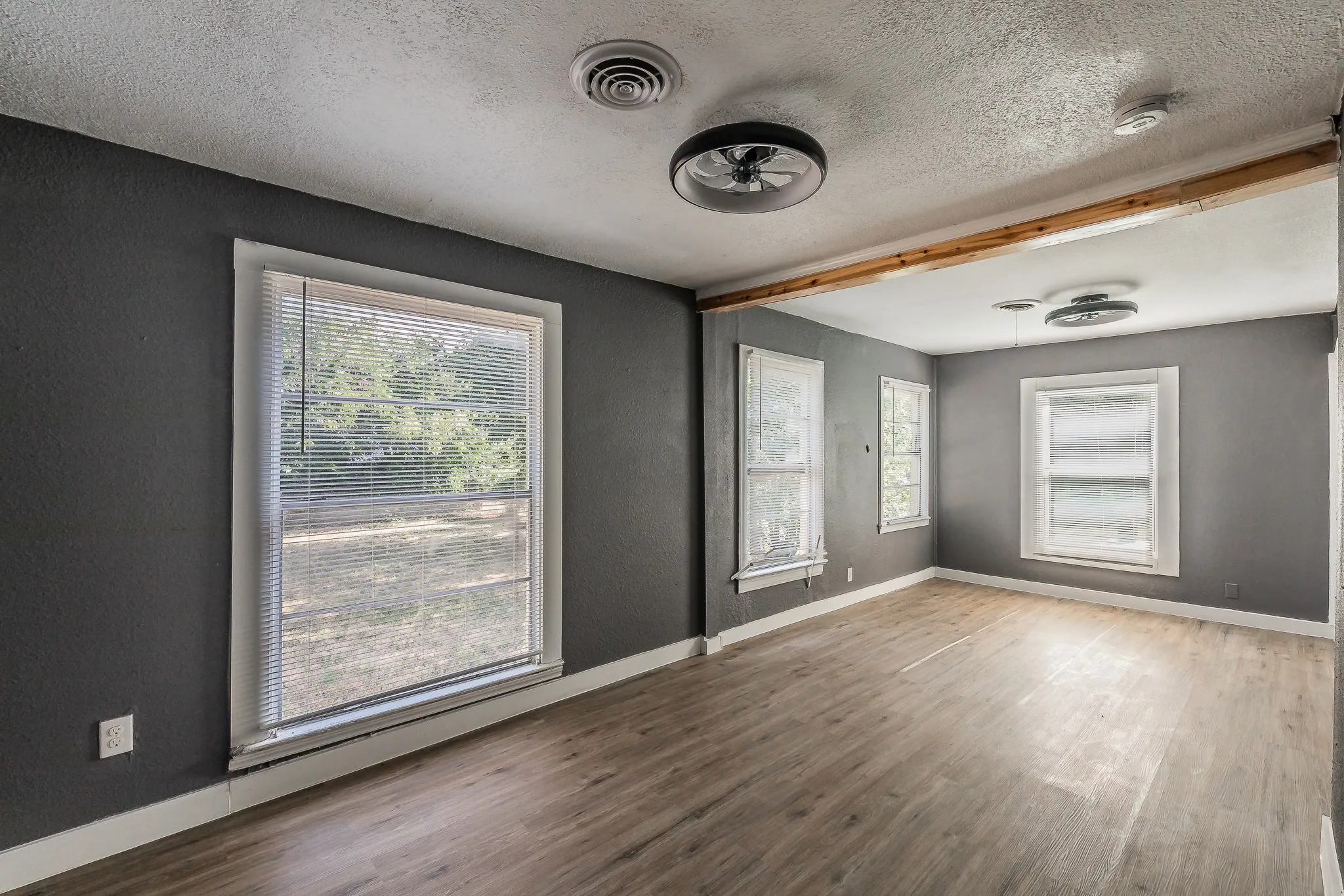 Single Family Residence For Sale in Dallas County , 1106 Oak Street, Grand Prairie, Texas 75050, 3 Bedroom, 2 Bathroom, 1 Garage spaces, 1,348 Sqft, built in 1950, mls#21360669, Real Estate Agent in Grand Prairie, Homes For Sale in Dallas county, Homes For Sale in Grand Prairie, Realtor in Grand Prairie Texas, Real Estate Brokerage Independent Realty Texas, Luminita Cordes Realtor