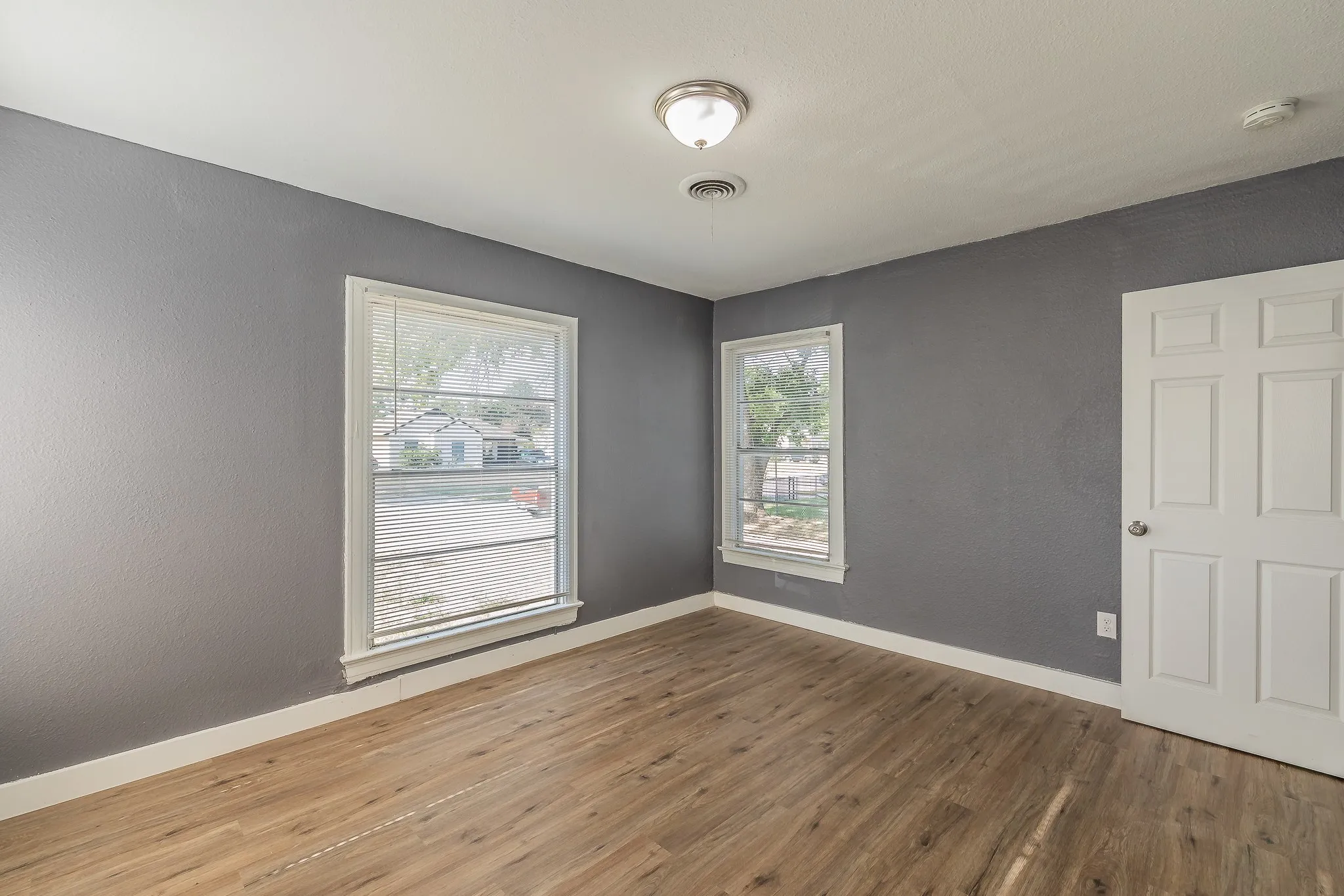 Single Family Residence For Sale in Dallas County , 1106 Oak Street, Grand Prairie, Texas 75050, 3 Bedroom, 2 Bathroom, 1 Garage spaces, 1,348 Sqft, built in 1950, mls#21360669, Real Estate Agent in Grand Prairie, Homes For Sale in Dallas county, Homes For Sale in Grand Prairie, Realtor in Grand Prairie Texas, Real Estate Brokerage Independent Realty Texas, Luminita Cordes Realtor