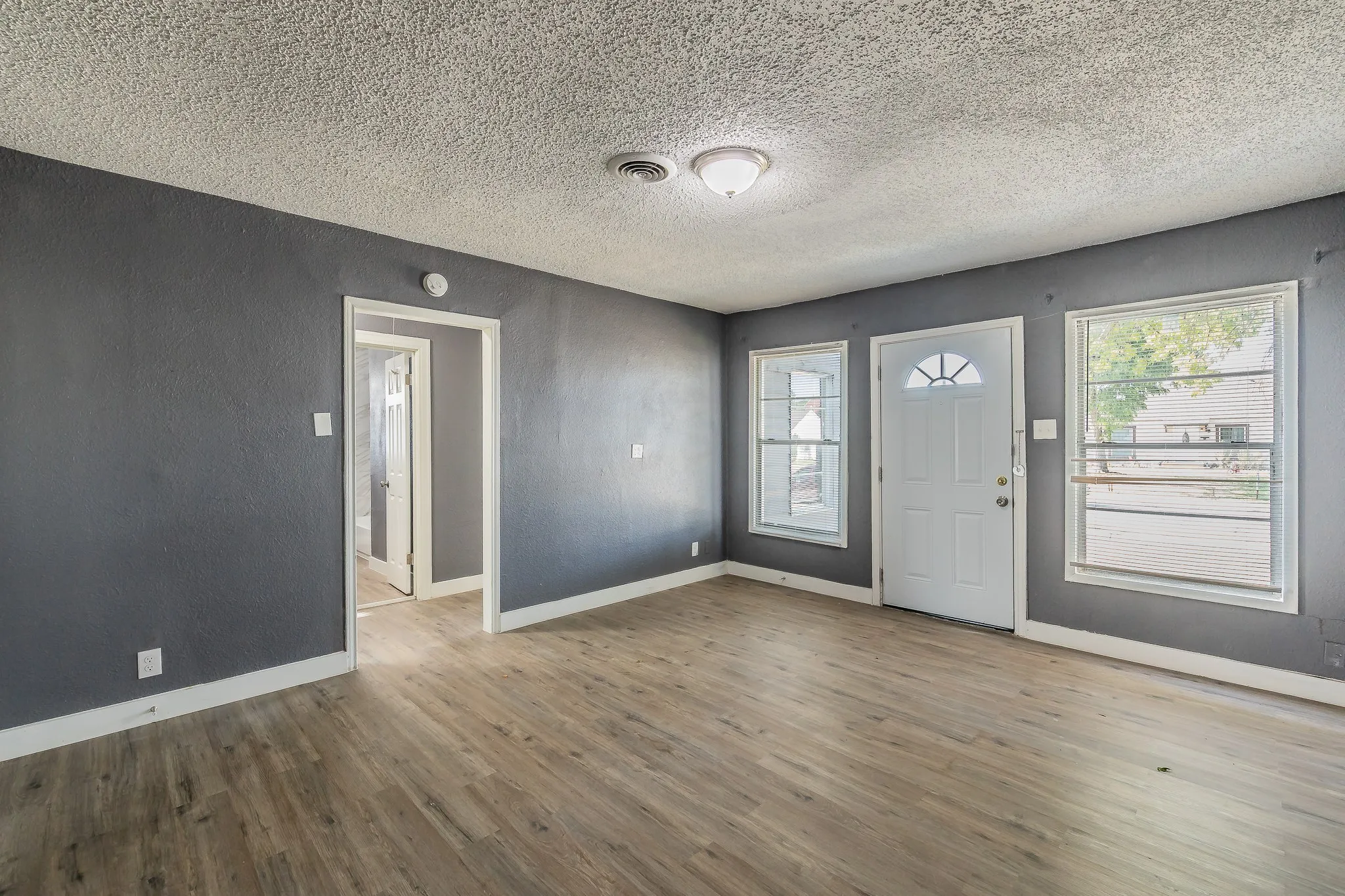 Single Family Residence For Sale in Dallas County , 1106 Oak Street, Grand Prairie, Texas 75050, 3 Bedroom, 2 Bathroom, 1 Garage spaces, 1,348 Sqft, built in 1950, mls#21360669, Real Estate Agent in Grand Prairie, Homes For Sale in Dallas county, Homes For Sale in Grand Prairie, Realtor in Grand Prairie Texas, Real Estate Brokerage Independent Realty Texas, Luminita Cordes Realtor