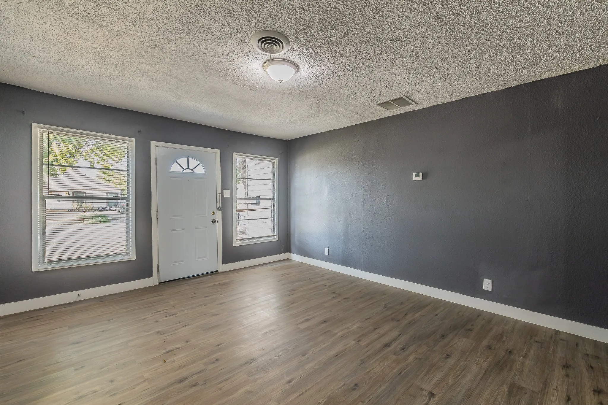 Single Family Residence For Sale in Dallas County , 1106 Oak Street, Grand Prairie, Texas 75050, 3 Bedroom, 2 Bathroom, 1 Garage spaces, 1,348 Sqft, built in 1950, mls#21360669, Real Estate Agent in Grand Prairie, Homes For Sale in Dallas county, Homes For Sale in Grand Prairie, Realtor in Grand Prairie Texas, Real Estate Brokerage Independent Realty Texas, Luminita Cordes Realtor