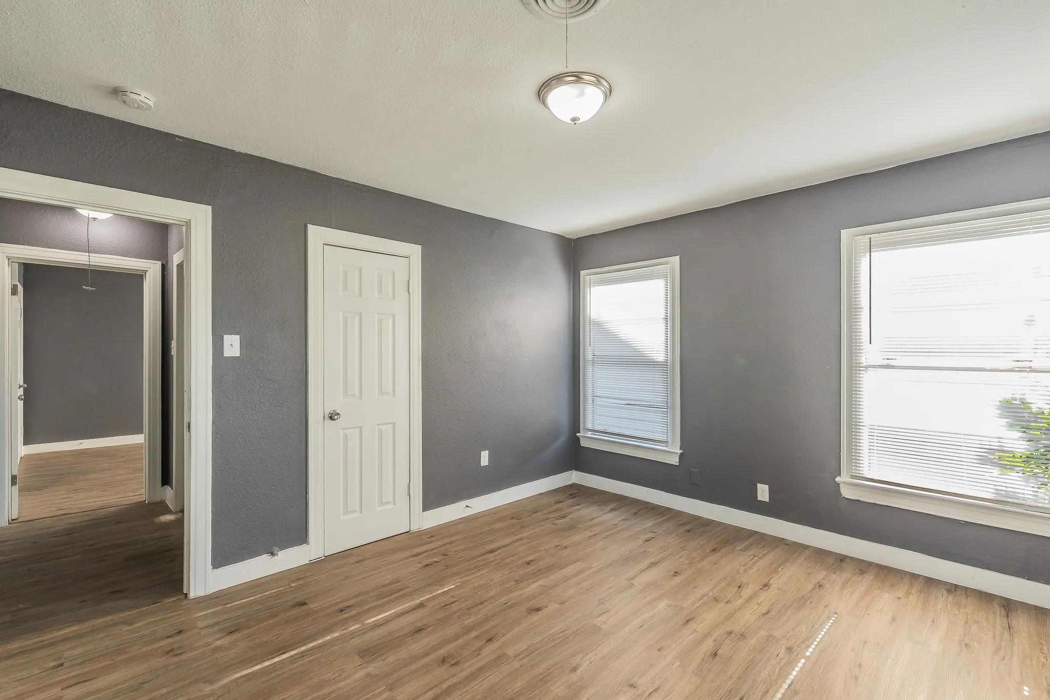 Single Family Residence For Sale in Dallas County , 1106 Oak Street, Grand Prairie, Texas 75050, 3 Bedroom, 2 Bathroom, 1 Garage spaces, 1,348 Sqft, built in 1950, mls#21360669, Real Estate Agent in Grand Prairie, Homes For Sale in Dallas county, Homes For Sale in Grand Prairie, Realtor in Grand Prairie Texas, Real Estate Brokerage Independent Realty Texas, Luminita Cordes Realtor