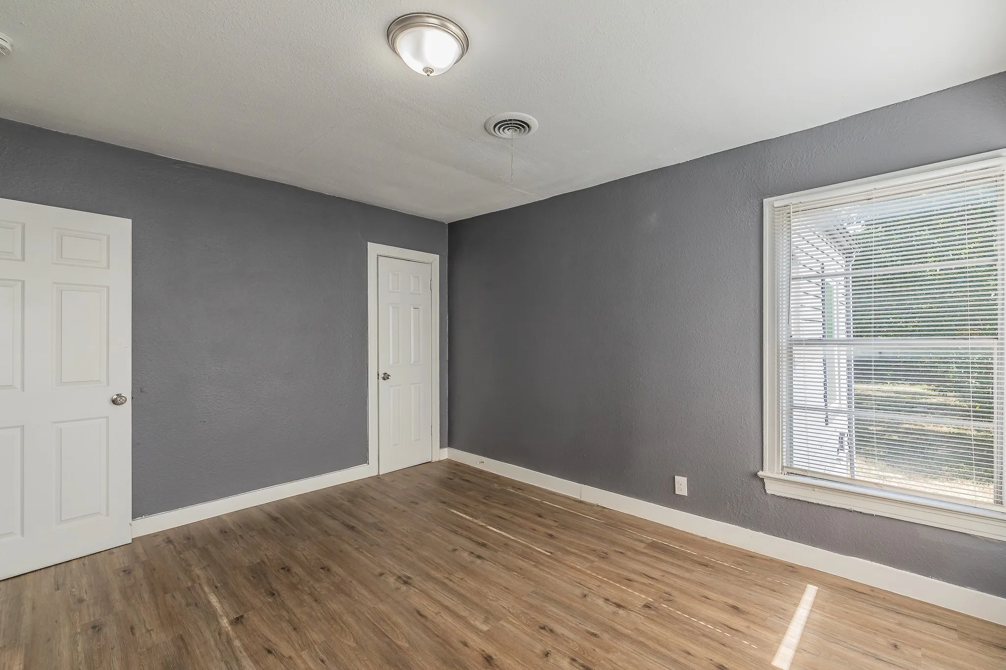 Single Family Residence For Sale in Dallas County , 1106 Oak Street, Grand Prairie, Texas 75050, 3 Bedroom, 2 Bathroom, 1 Garage spaces, 1,348 Sqft, built in 1950, mls#21360669, Real Estate Agent in Grand Prairie, Homes For Sale in Dallas county, Homes For Sale in Grand Prairie, Realtor in Grand Prairie Texas, Real Estate Brokerage Independent Realty Texas, Luminita Cordes Realtor