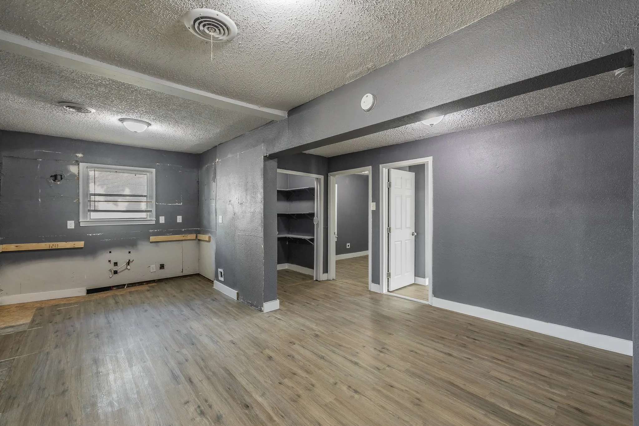 Single Family Residence For Sale in Dallas County , 1106 Oak Street, Grand Prairie, Texas 75050, 3 Bedroom, 2 Bathroom, 1 Garage spaces, 1,348 Sqft, built in 1950, mls#21360669, Real Estate Agent in Grand Prairie, Homes For Sale in Dallas county, Homes For Sale in Grand Prairie, Realtor in Grand Prairie Texas, Real Estate Brokerage Independent Realty Texas, Luminita Cordes Realtor