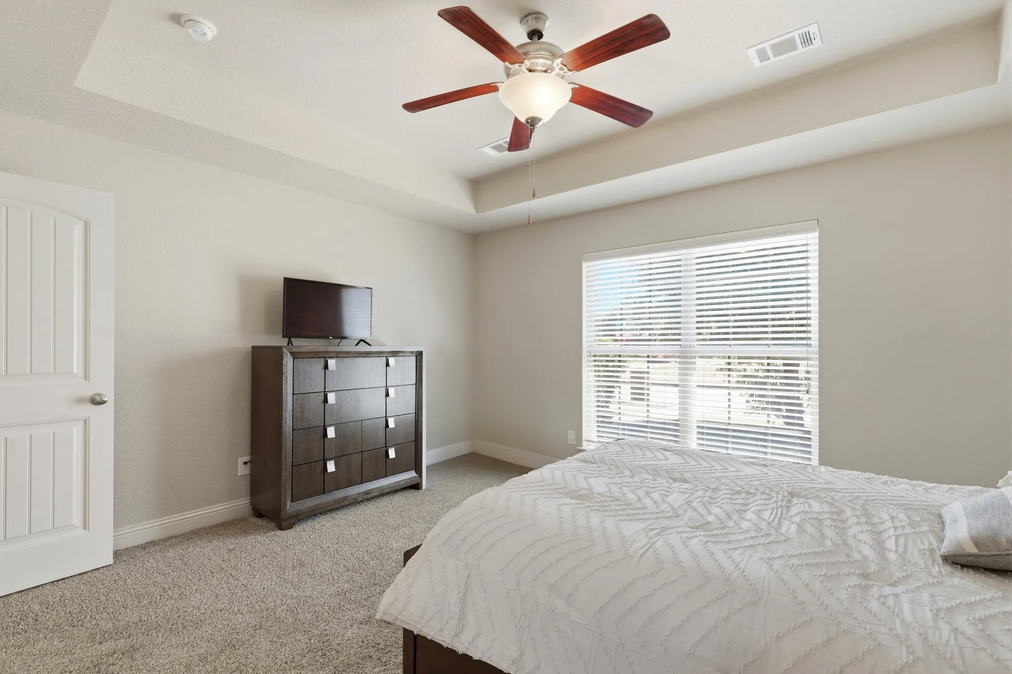 Tray ceiling with an integrated ceiling fan and light fixture