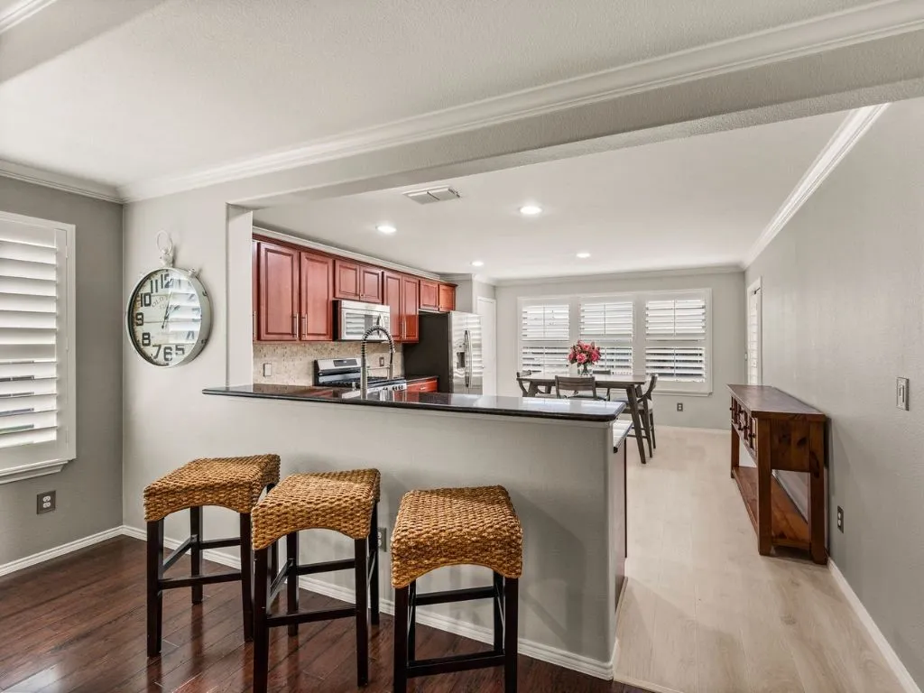 Eat-in kitchen