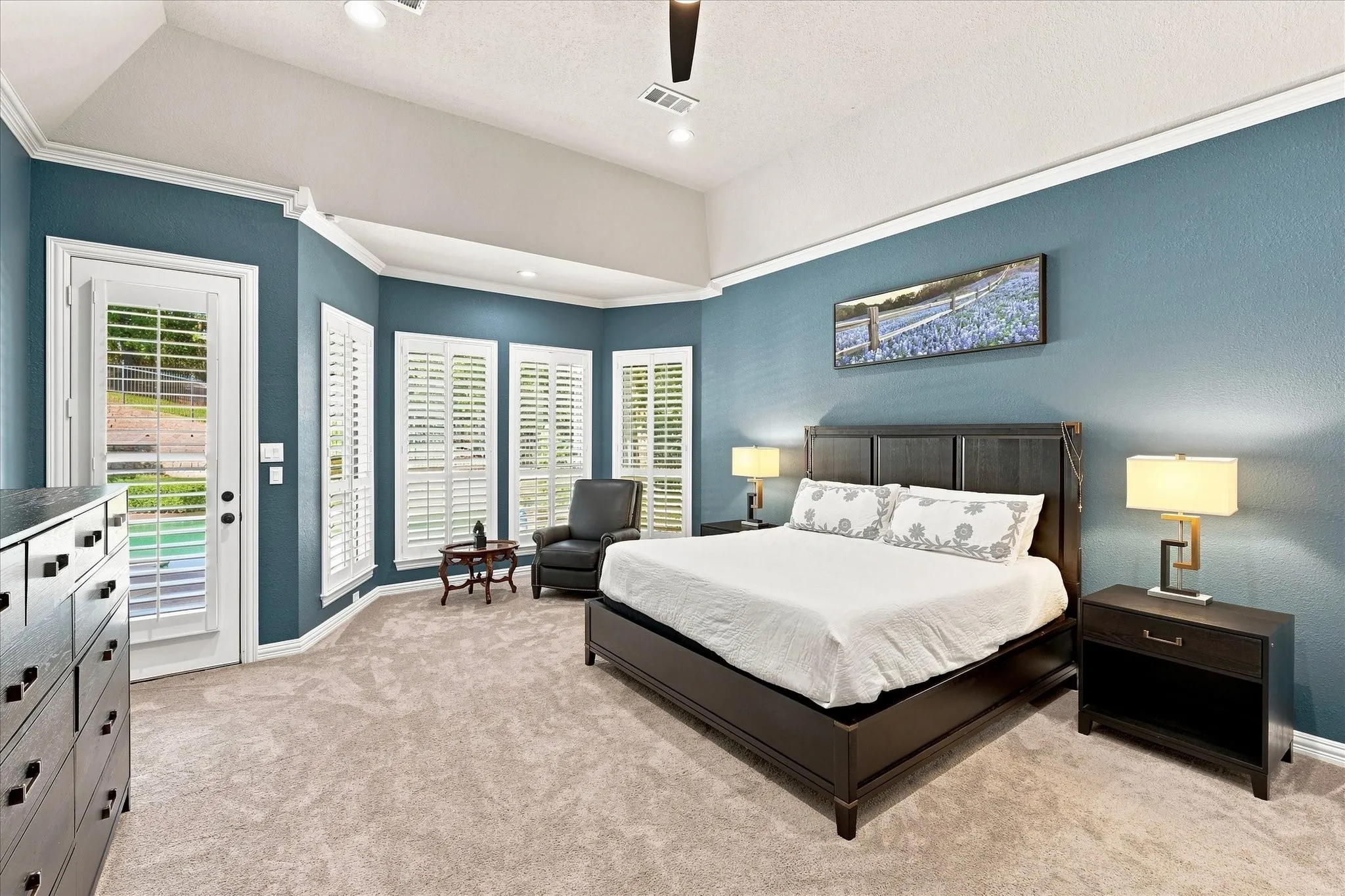 Vaulted ceiling with recessed lighting and a ceiling fan
