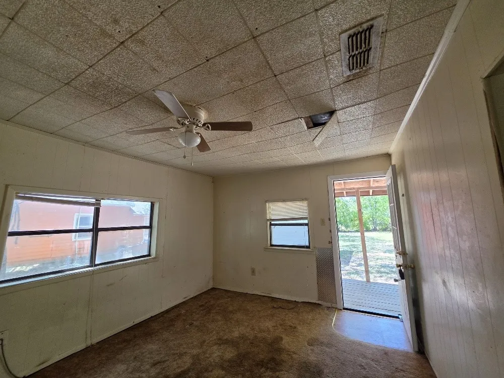 Single Family Residence For Sale in Johnson County , 311 Elmo Street, Cleburne, Texas 76031, 2 Bedroom, 1 Bathroom, Garage spaces, 728 Sqft, built in 1965, mls#21359143, Real Estate Agent in Cleburne, Homes For Sale in Johnson county, Homes For Sale in Cleburne, Realtor in Cleburne Texas, Real Estate Brokerage Independent Realty Texas, Luminita Cordes Realtor