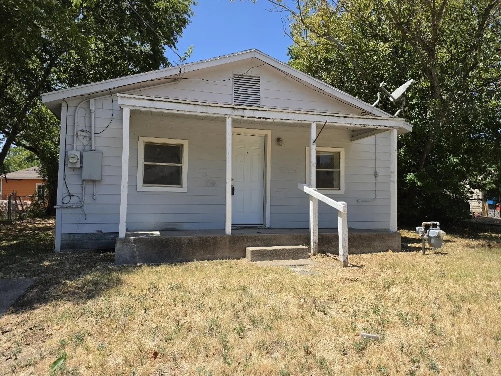 Single Family Residence For Sale in Johnson County , 311 Elmo Street, Cleburne, Texas 76031, 2 Bedroom, 1 Bathroom, Garage spaces, 728 Sqft, built in 1965, mls#21359143, Real Estate Agent in Cleburne, Homes For Sale in Johnson county, Homes For Sale in Cleburne, Realtor in Cleburne Texas, Real Estate Brokerage Independent Realty Texas, Luminita Cordes Realtor