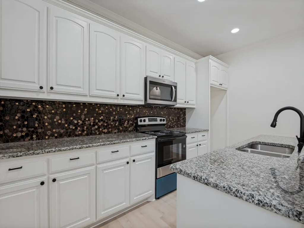 Single Family Residence For Sale in Ellis County , 214 Lewis Street, Waxahachie, Texas 75165, 3 Bedroom, 2 Bathroom, Garage spaces, 1,449 Sqft, built in 2015, mls#21361115, Real Estate Agent in Waxahachie, Homes For Sale in Ellis county, Homes For Sale in Waxahachie, Realtor in Waxahachie Texas, Real Estate Brokerage Independent Realty Texas, Luminita Cordes Realtor
