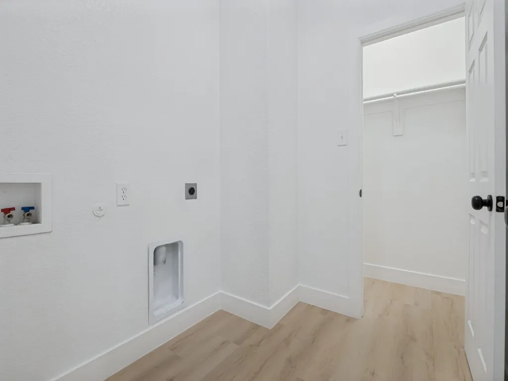 Single Family Residence For Sale in Ellis County , 214 Lewis Street, Waxahachie, Texas 75165, 3 Bedroom, 2 Bathroom, Garage spaces, 1,449 Sqft, built in 2015, mls#21361115, Real Estate Agent in Waxahachie, Homes For Sale in Ellis county, Homes For Sale in Waxahachie, Realtor in Waxahachie Texas, Real Estate Brokerage Independent Realty Texas, Luminita Cordes Realtor