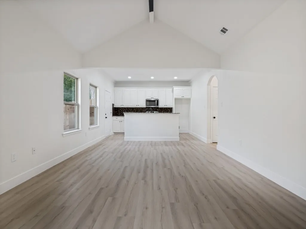 Single Family Residence For Sale in Ellis County , 214 Lewis Street, Waxahachie, Texas 75165, 3 Bedroom, 2 Bathroom, Garage spaces, 1,449 Sqft, built in 2015, mls#21361115, Real Estate Agent in Waxahachie, Homes For Sale in Ellis county, Homes For Sale in Waxahachie, Realtor in Waxahachie Texas, Real Estate Brokerage Independent Realty Texas, Luminita Cordes Realtor