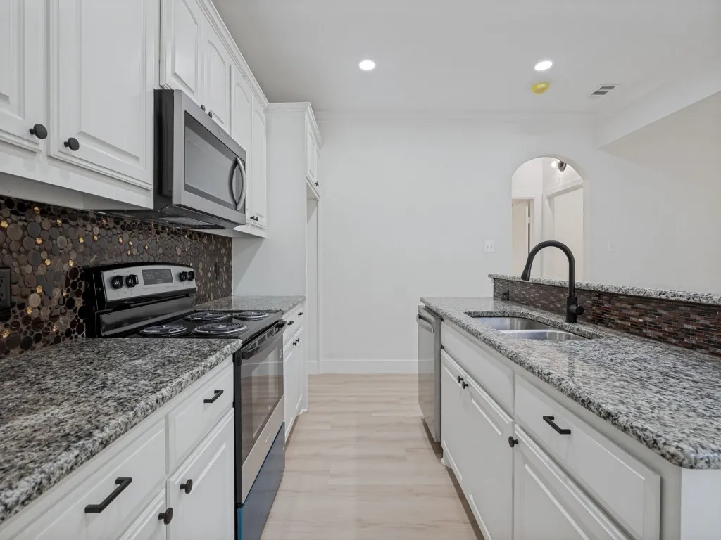 Single Family Residence For Sale in Ellis County , 214 Lewis Street, Waxahachie, Texas 75165, 3 Bedroom, 2 Bathroom, Garage spaces, 1,449 Sqft, built in 2015, mls#21361115, Real Estate Agent in Waxahachie, Homes For Sale in Ellis county, Homes For Sale in Waxahachie, Realtor in Waxahachie Texas, Real Estate Brokerage Independent Realty Texas, Luminita Cordes Realtor