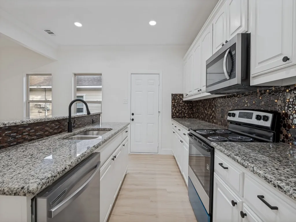 Single Family Residence For Sale in Ellis County , 214 Lewis Street, Waxahachie, Texas 75165, 3 Bedroom, 2 Bathroom, Garage spaces, 1,449 Sqft, built in 2015, mls#21361115, Real Estate Agent in Waxahachie, Homes For Sale in Ellis county, Homes For Sale in Waxahachie, Realtor in Waxahachie Texas, Real Estate Brokerage Independent Realty Texas, Luminita Cordes Realtor