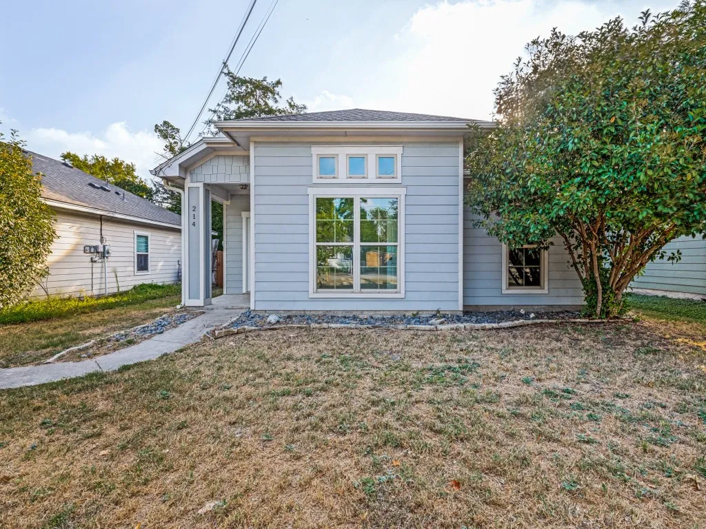 Single Family Residence For Sale in Ellis County , 214 Lewis Street, Waxahachie, Texas 75165, 3 Bedroom, 2 Bathroom, Garage spaces, 1,449 Sqft, built in 2015, mls#21361115, Real Estate Agent in Waxahachie, Homes For Sale in Ellis county, Homes For Sale in Waxahachie, Realtor in Waxahachie Texas, Real Estate Brokerage Independent Realty Texas, Luminita Cordes Realtor