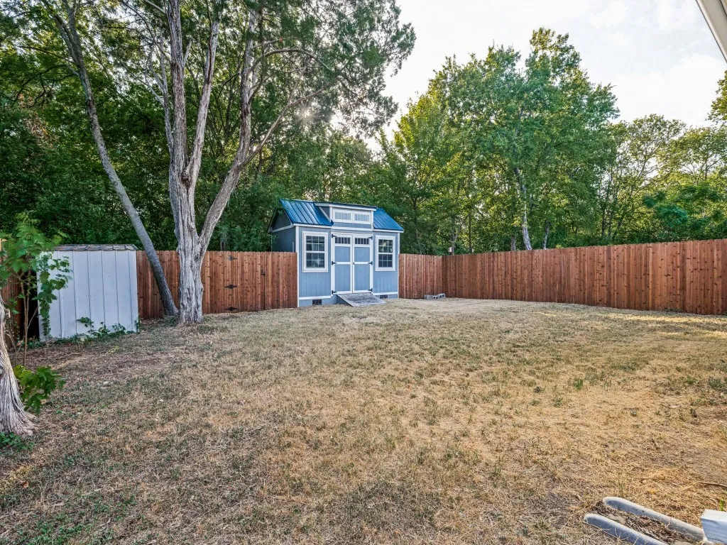 Single Family Residence For Sale in Ellis County , 214 Lewis Street, Waxahachie, Texas 75165, 3 Bedroom, 2 Bathroom, Garage spaces, 1,449 Sqft, built in 2015, mls#21361115, Real Estate Agent in Waxahachie, Homes For Sale in Ellis county, Homes For Sale in Waxahachie, Realtor in Waxahachie Texas, Real Estate Brokerage Independent Realty Texas, Luminita Cordes Realtor