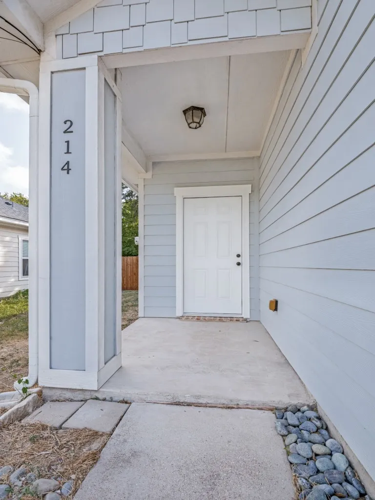 Single Family Residence For Sale in Ellis County , 214 Lewis Street, Waxahachie, Texas 75165, 3 Bedroom, 2 Bathroom, Garage spaces, 1,449 Sqft, built in 2015, mls#21361115, Real Estate Agent in Waxahachie, Homes For Sale in Ellis county, Homes For Sale in Waxahachie, Realtor in Waxahachie Texas, Real Estate Brokerage Independent Realty Texas, Luminita Cordes Realtor