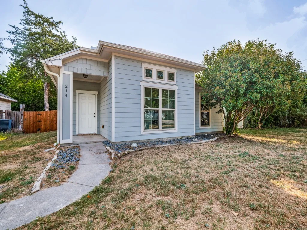 Single Family Residence For Sale in Ellis County , 214 Lewis Street, Waxahachie, Texas 75165, 3 Bedroom, 2 Bathroom, Garage spaces, 1,449 Sqft, built in 2015, mls#21361115, Real Estate Agent in Waxahachie, Homes For Sale in Ellis county, Homes For Sale in Waxahachie, Realtor in Waxahachie Texas, Real Estate Brokerage Independent Realty Texas, Luminita Cordes Realtor