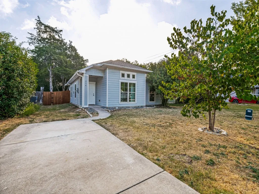 Single Family Residence For Sale in Ellis County , 214 Lewis Street, Waxahachie, Texas 75165, 3 Bedroom, 2 Bathroom, Garage spaces, 1,449 Sqft, built in 2015, mls#21361115, Real Estate Agent in Waxahachie, Homes For Sale in Ellis county, Homes For Sale in Waxahachie, Realtor in Waxahachie Texas, Real Estate Brokerage Independent Realty Texas, Luminita Cordes Realtor