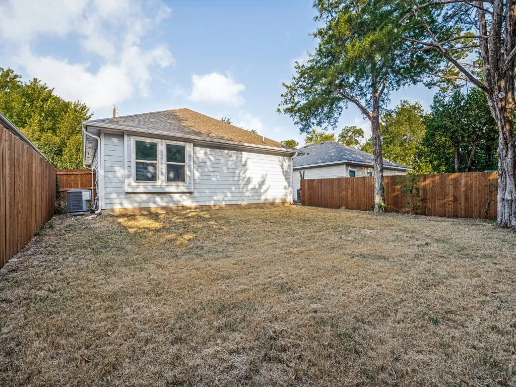 Single Family Residence For Sale in Ellis County , 214 Lewis Street, Waxahachie, Texas 75165, 3 Bedroom, 2 Bathroom, Garage spaces, 1,449 Sqft, built in 2015, mls#21361115, Real Estate Agent in Waxahachie, Homes For Sale in Ellis county, Homes For Sale in Waxahachie, Realtor in Waxahachie Texas, Real Estate Brokerage Independent Realty Texas, Luminita Cordes Realtor