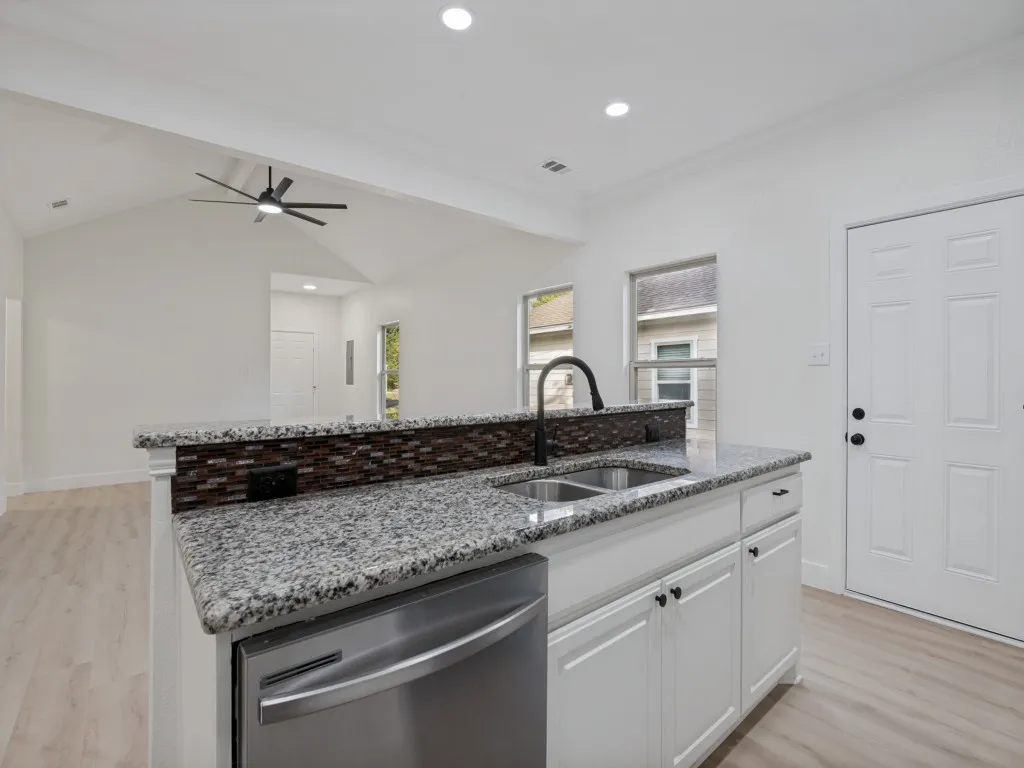 Single Family Residence For Sale in Ellis County , 214 Lewis Street, Waxahachie, Texas 75165, 3 Bedroom, 2 Bathroom, Garage spaces, 1,449 Sqft, built in 2015, mls#21361115, Real Estate Agent in Waxahachie, Homes For Sale in Ellis county, Homes For Sale in Waxahachie, Realtor in Waxahachie Texas, Real Estate Brokerage Independent Realty Texas, Luminita Cordes Realtor