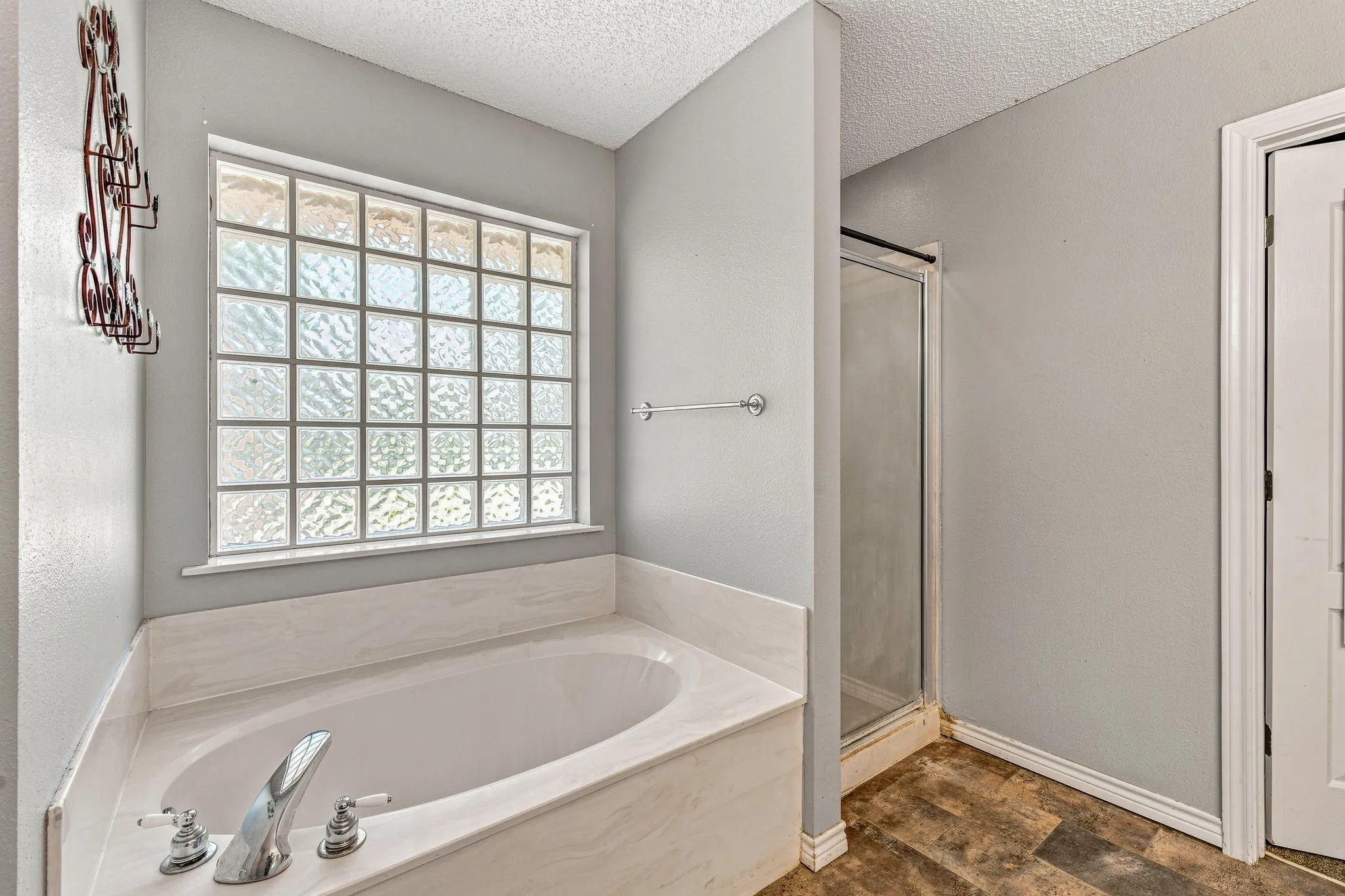 Single Family Residence For Sale in Erath County , 308 Tanglewood Trail, Stephenville, Texas 76401, 4 Bedroom, 3 Bathroom, 2 Garage spaces, 2,528 Sqft, built in 1997, mls#21359686, Real Estate Agent in Stephenville, Homes For Sale in Erath county, Homes For Sale in Stephenville, Realtor in Stephenville Texas, Real Estate Brokerage Independent Realty Texas, Luminita Cordes Realtor
