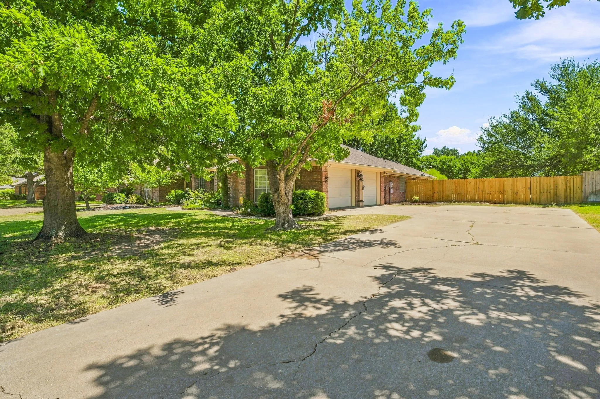 Single Family Residence For Sale in Erath County , 308 Tanglewood Trail, Stephenville, Texas 76401, 4 Bedroom, 3 Bathroom, 2 Garage spaces, 2,528 Sqft, built in 1997, mls#21359686, Real Estate Agent in Stephenville, Homes For Sale in Erath county, Homes For Sale in Stephenville, Realtor in Stephenville Texas, Real Estate Brokerage Independent Realty Texas, Luminita Cordes Realtor