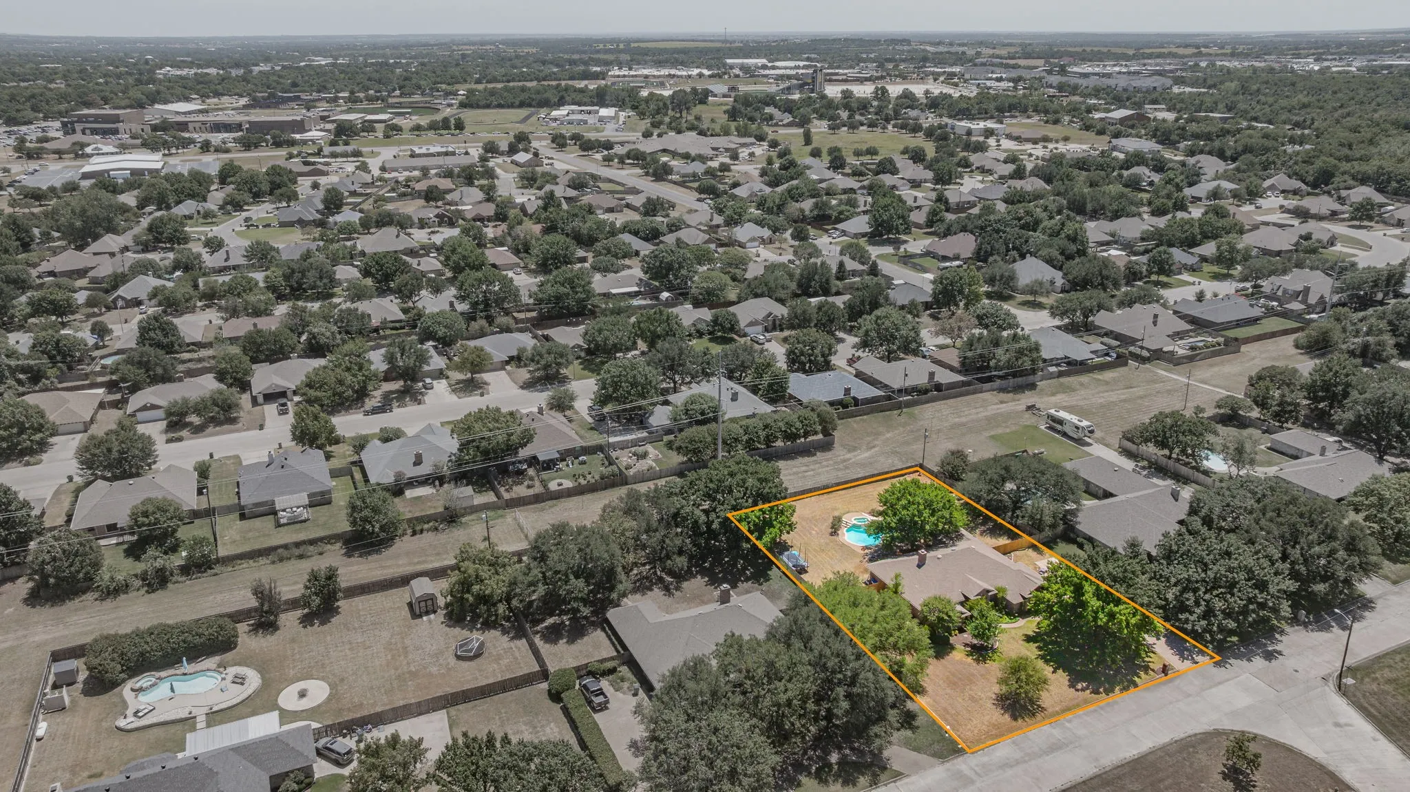 Single Family Residence For Sale in Erath County , 308 Tanglewood Trail, Stephenville, Texas 76401, 4 Bedroom, 3 Bathroom, 2 Garage spaces, 2,528 Sqft, built in 1997, mls#21359686, Real Estate Agent in Stephenville, Homes For Sale in Erath county, Homes For Sale in Stephenville, Realtor in Stephenville Texas, Real Estate Brokerage Independent Realty Texas, Luminita Cordes Realtor
