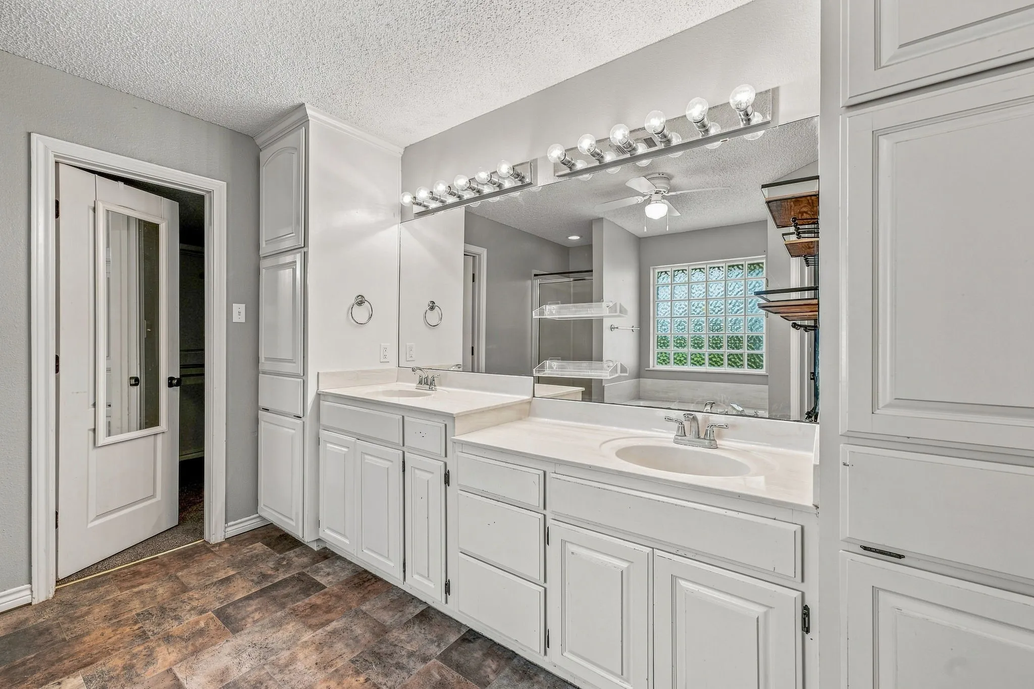 Single Family Residence For Sale in Erath County , 308 Tanglewood Trail, Stephenville, Texas 76401, 4 Bedroom, 3 Bathroom, 2 Garage spaces, 2,528 Sqft, built in 1997, mls#21359686, Real Estate Agent in Stephenville, Homes For Sale in Erath county, Homes For Sale in Stephenville, Realtor in Stephenville Texas, Real Estate Brokerage Independent Realty Texas, Luminita Cordes Realtor