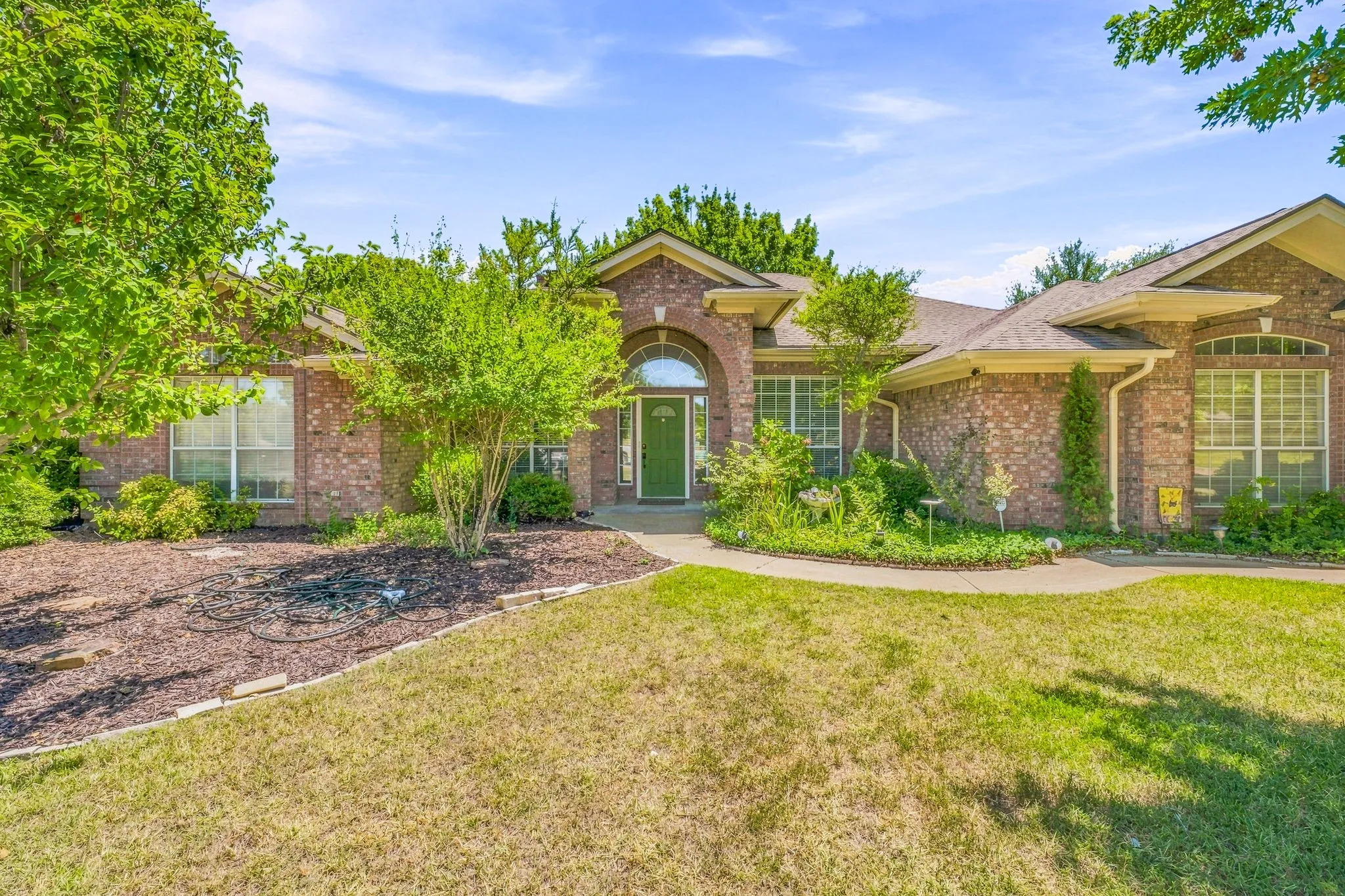 Single Family Residence For Sale in Erath County , 308 Tanglewood Trail, Stephenville, Texas 76401, 4 Bedroom, 3 Bathroom, 2 Garage spaces, 2,528 Sqft, built in 1997, mls#21359686, Real Estate Agent in Stephenville, Homes For Sale in Erath county, Homes For Sale in Stephenville, Realtor in Stephenville Texas, Real Estate Brokerage Independent Realty Texas, Luminita Cordes Realtor