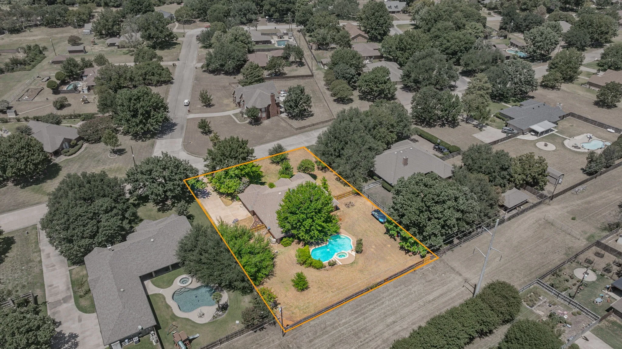 Single Family Residence For Sale in Erath County , 308 Tanglewood Trail, Stephenville, Texas 76401, 4 Bedroom, 3 Bathroom, 2 Garage spaces, 2,528 Sqft, built in 1997, mls#21359686, Real Estate Agent in Stephenville, Homes For Sale in Erath county, Homes For Sale in Stephenville, Realtor in Stephenville Texas, Real Estate Brokerage Independent Realty Texas, Luminita Cordes Realtor
