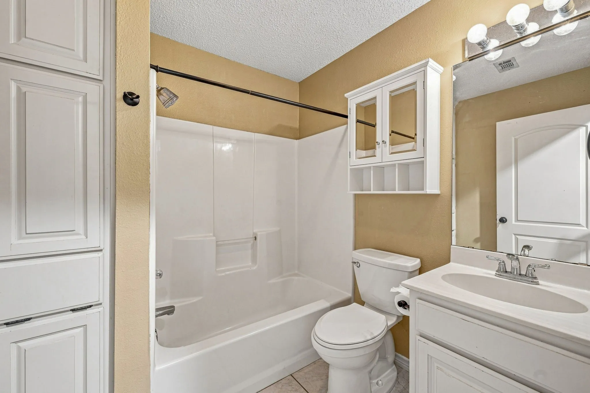 Single Family Residence For Sale in Erath County , 308 Tanglewood Trail, Stephenville, Texas 76401, 4 Bedroom, 3 Bathroom, 2 Garage spaces, 2,528 Sqft, built in 1997, mls#21359686, Real Estate Agent in Stephenville, Homes For Sale in Erath county, Homes For Sale in Stephenville, Realtor in Stephenville Texas, Real Estate Brokerage Independent Realty Texas, Luminita Cordes Realtor