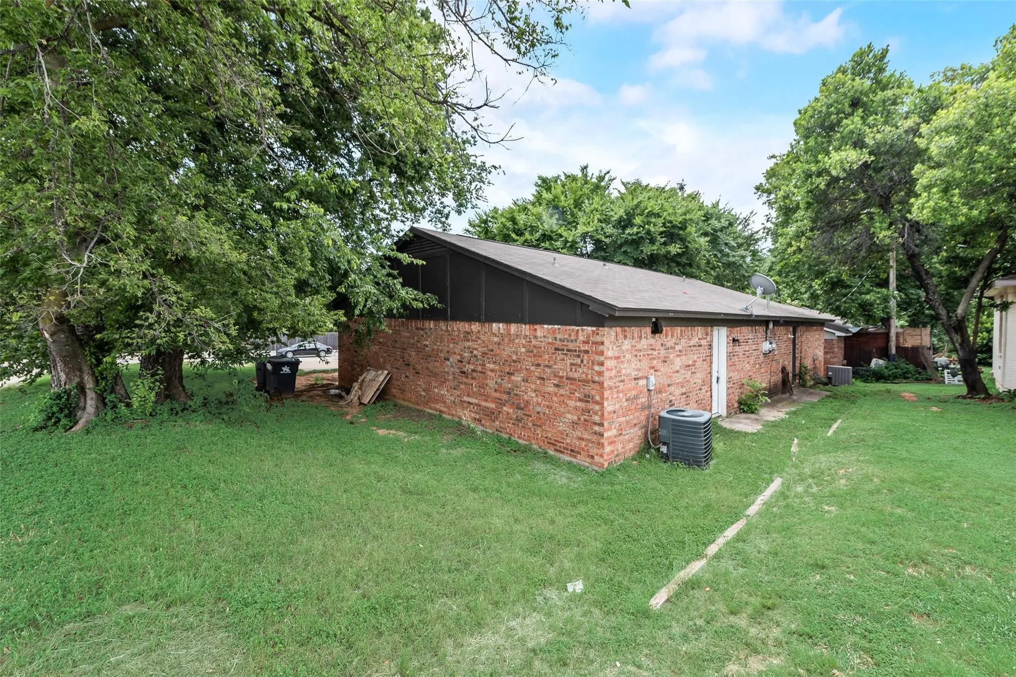 Duplex For Rent in Tarrant County , 1000 S Mary Street, Arlington, Texas 76010, 2 Bedroom, 1 Bathroom, Garage spaces, 927 Sqft, built in 1979, mls#21359510, Real Estate Agent in Arlington, Homes For Rent in Tarrant county, Homes For Rent in Arlington, Realtor in Arlington Texas, Real Estate Brokerage Independent Realty Texas, Luminita Cordes Realtor