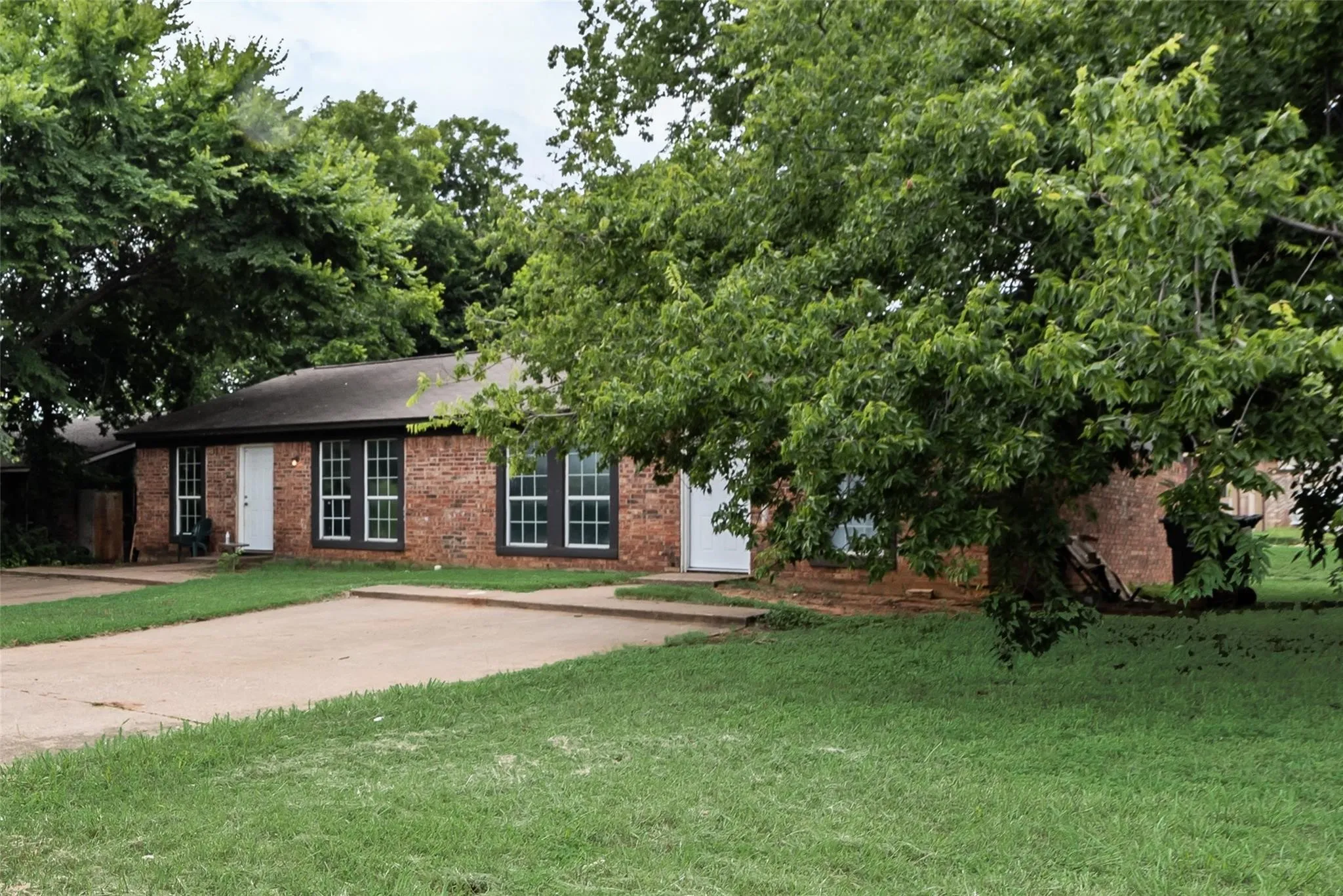Duplex For Rent in Tarrant County , 1000 S Mary Street, Arlington, Texas 76010, 2 Bedroom, 1 Bathroom, Garage spaces, 927 Sqft, built in 1979, mls#21359510, Real Estate Agent in Arlington, Homes For Rent in Tarrant county, Homes For Rent in Arlington, Realtor in Arlington Texas, Real Estate Brokerage Independent Realty Texas, Luminita Cordes Realtor