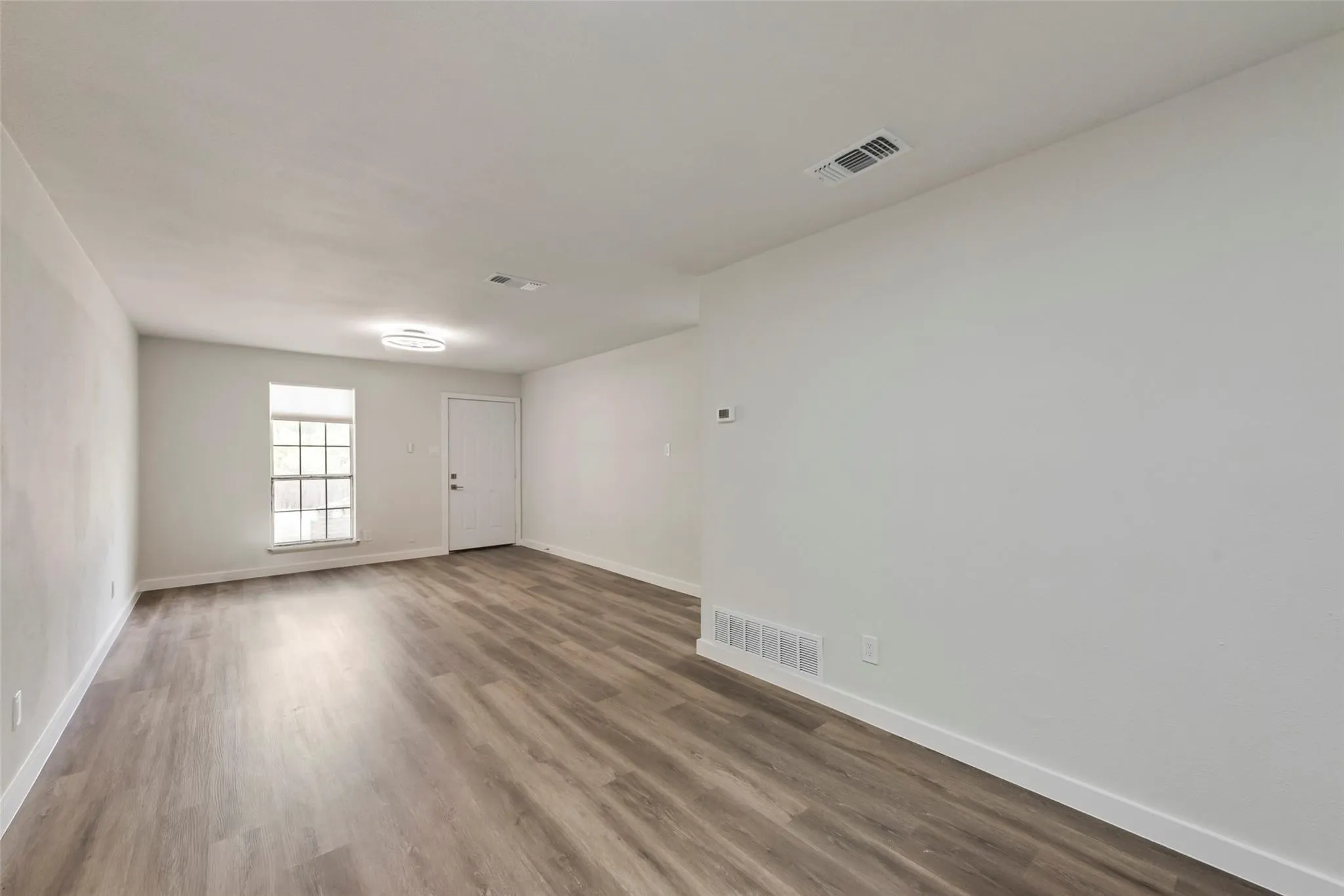 Duplex For Rent in Tarrant County , 1000 S Mary Street, Arlington, Texas 76010, 2 Bedroom, 1 Bathroom, Garage spaces, 927 Sqft, built in 1979, mls#21359510, Real Estate Agent in Arlington, Homes For Rent in Tarrant county, Homes For Rent in Arlington, Realtor in Arlington Texas, Real Estate Brokerage Independent Realty Texas, Luminita Cordes Realtor
