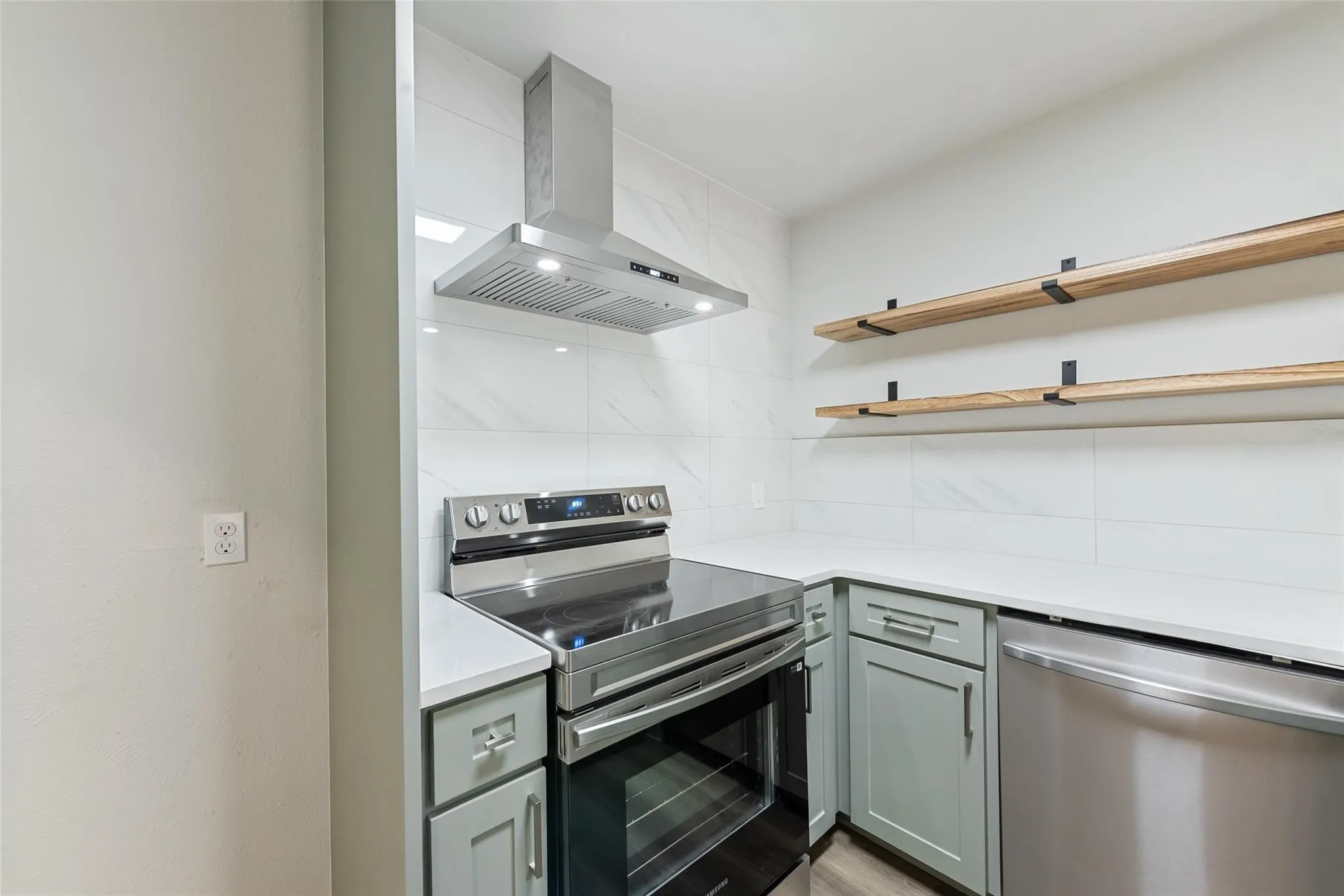 Duplex For Rent in Tarrant County , 1000 S Mary Street, Arlington, Texas 76010, 2 Bedroom, 1 Bathroom, Garage spaces, 927 Sqft, built in 1979, mls#21359510, Real Estate Agent in Arlington, Homes For Rent in Tarrant county, Homes For Rent in Arlington, Realtor in Arlington Texas, Real Estate Brokerage Independent Realty Texas, Luminita Cordes Realtor