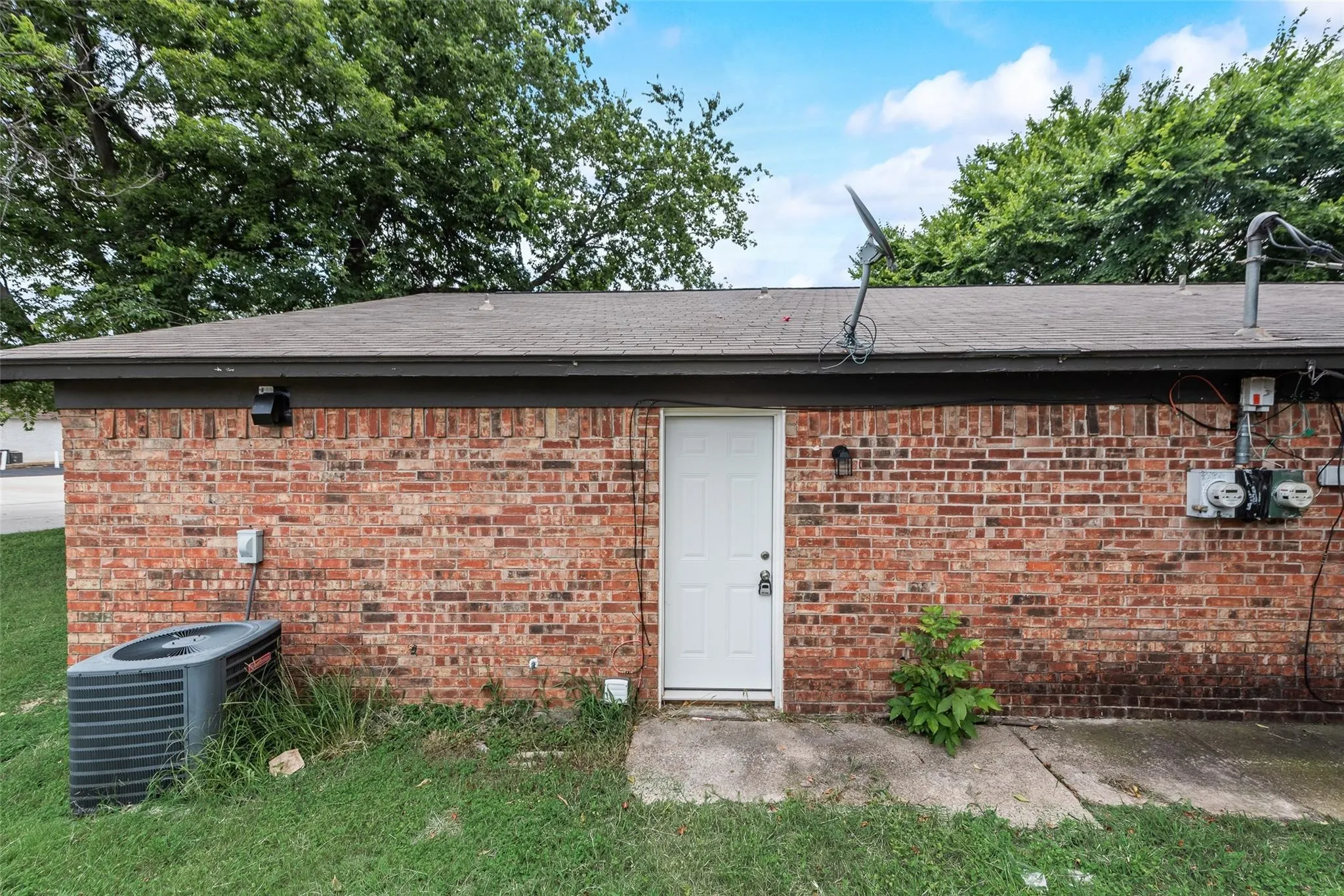 Duplex For Rent in Tarrant County , 1000 S Mary Street, Arlington, Texas 76010, 2 Bedroom, 1 Bathroom, Garage spaces, 927 Sqft, built in 1979, mls#21359510, Real Estate Agent in Arlington, Homes For Rent in Tarrant county, Homes For Rent in Arlington, Realtor in Arlington Texas, Real Estate Brokerage Independent Realty Texas, Luminita Cordes Realtor