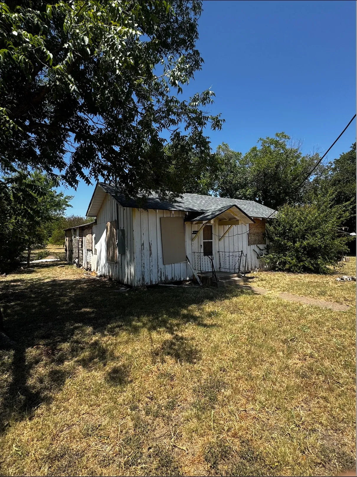 Single Family Residence For Sale in Young County , 809 N Avenue F, Olney, Texas 76374, 4 Bedroom, 2 Bathroom, Garage spaces, 1,260 Sqft, built in 1930, Price $45,000, mls#21358858, Real Estate Agent in Olney, Homes For Sale in Young county, Homes For Sale in Olney, Realtor in Olney Texas, Real Estate Brokerage Independent Realty Texas, Luminita Cordes Realtor