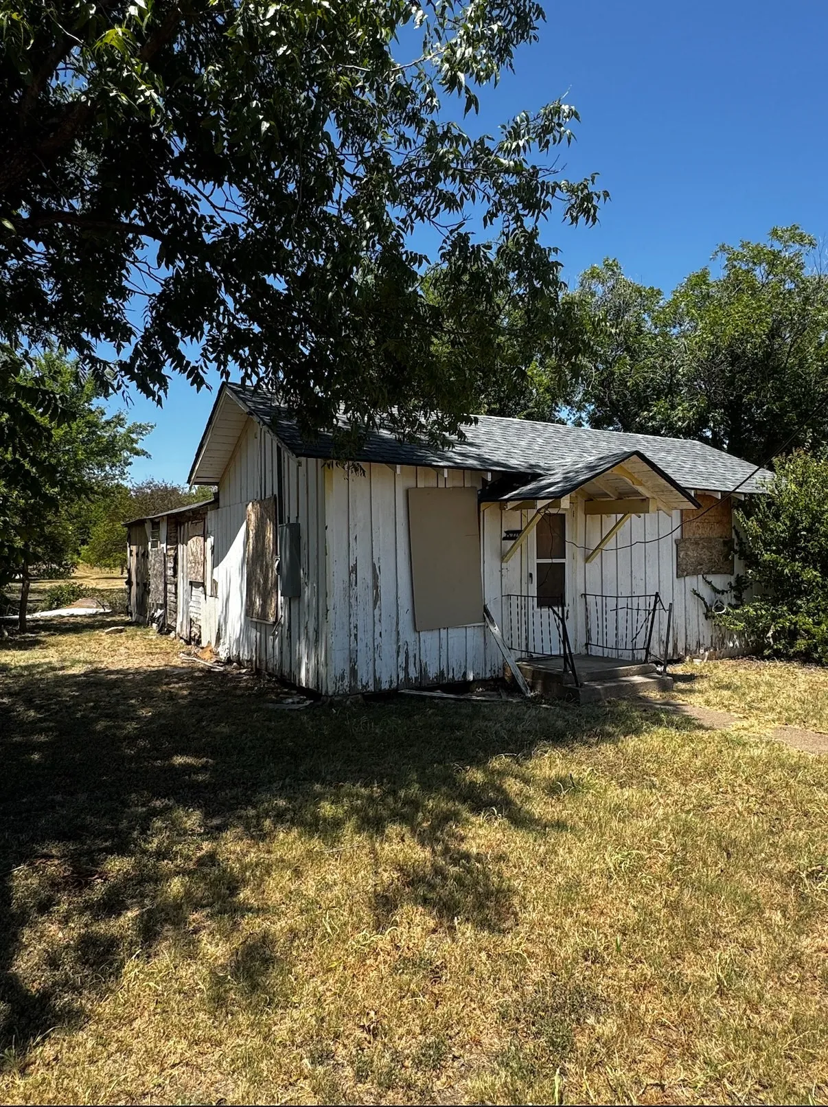 Single Family Residence For Sale in Young County , 809 N Avenue F, Olney, Texas 76374, 4 Bedroom, 2 Bathroom, Garage spaces, 1,260 Sqft, built in 1930, Price $45,000, mls#21358858, Real Estate Agent in Olney, Homes For Sale in Young county, Homes For Sale in Olney, Realtor in Olney Texas, Real Estate Brokerage Independent Realty Texas, Luminita Cordes Realtor