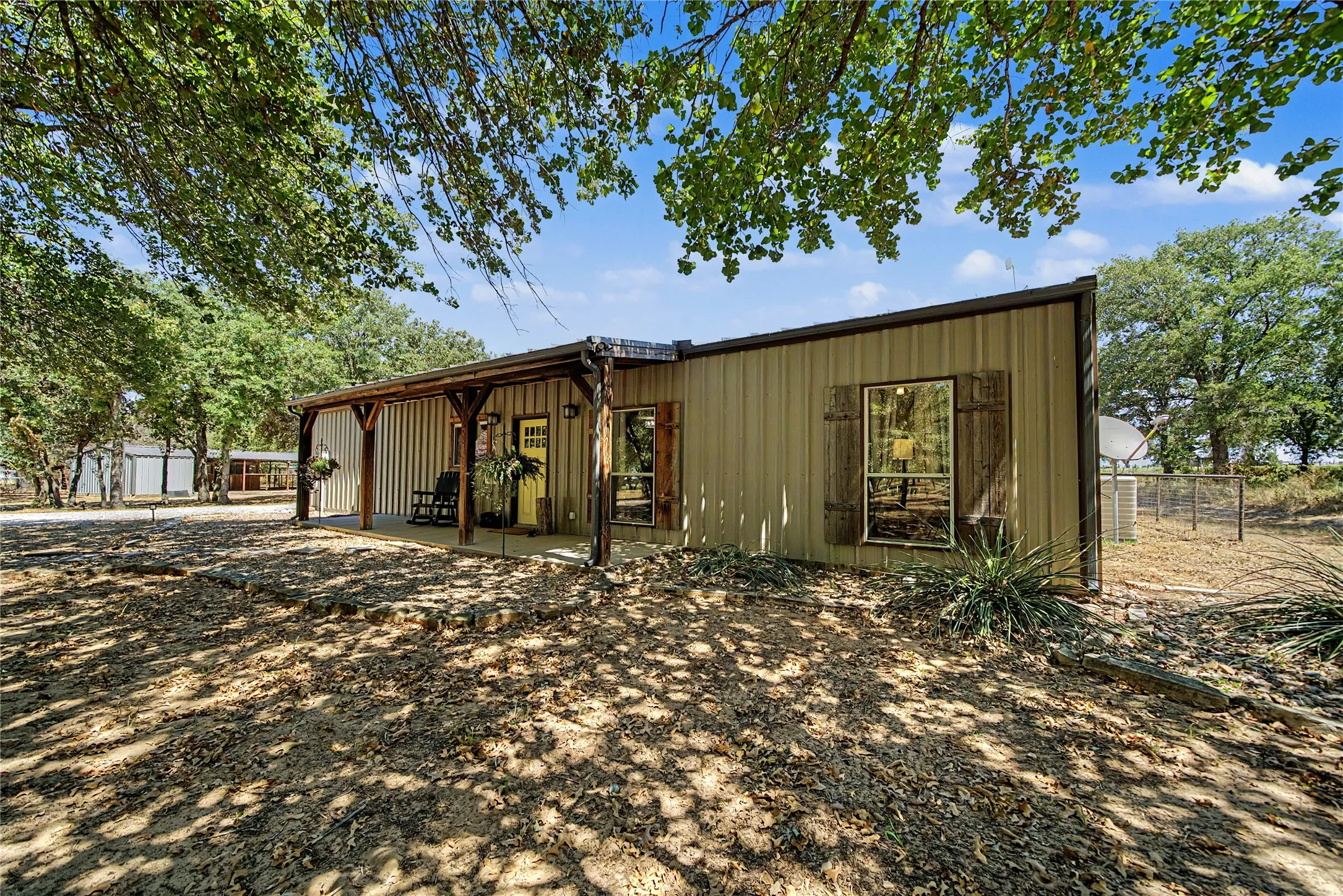 Single Family Residence For Sale in Parker County , 655 Hobson Bend Road, Weatherford, Texas 76088, 3 Bedroom, 2 Bathroom, 1 Garage spaces, 1,814 Sqft, built in 2012, mls#21361016, Real Estate Agent in Weatherford, Homes For Sale in Parker county, Homes For Sale in Weatherford, Realtor in Weatherford Texas, Real Estate Brokerage Independent Realty Texas, Luminita Cordes Realtor