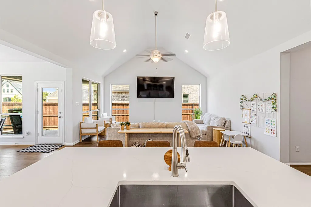 Single Family Residence For Sale in Collin County , 1009 Skyflower Lane, Celina, Texas 75009, 3 Bedroom, 3 Bathroom, 4 Garage spaces, 2,307 Sqft, built in 2023, mls#21360572, Real Estate Agent in Celina, Homes For Sale in Collin county, Homes For Sale in Celina, Realtor in Celina Texas, Real Estate Brokerage Independent Realty Texas, Luminita Cordes Realtor