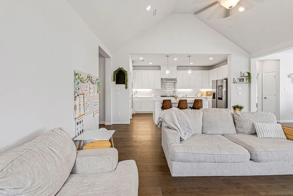 Single Family Residence For Sale in Collin County , 1009 Skyflower Lane, Celina, Texas 75009, 3 Bedroom, 3 Bathroom, 4 Garage spaces, 2,307 Sqft, built in 2023, mls#21360572, Real Estate Agent in Celina, Homes For Sale in Collin county, Homes For Sale in Celina, Realtor in Celina Texas, Real Estate Brokerage Independent Realty Texas, Luminita Cordes Realtor