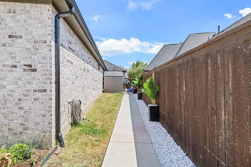 Single Family Residence For Sale in Collin County , 1009 Skyflower Lane, Celina, Texas 75009, 3 Bedroom, 3 Bathroom, 4 Garage spaces, 2,307 Sqft, built in 2023, mls#21360572, Real Estate Agent in Celina, Homes For Sale in Collin county, Homes For Sale in Celina, Realtor in Celina Texas, Real Estate Brokerage Independent Realty Texas, Luminita Cordes Realtor